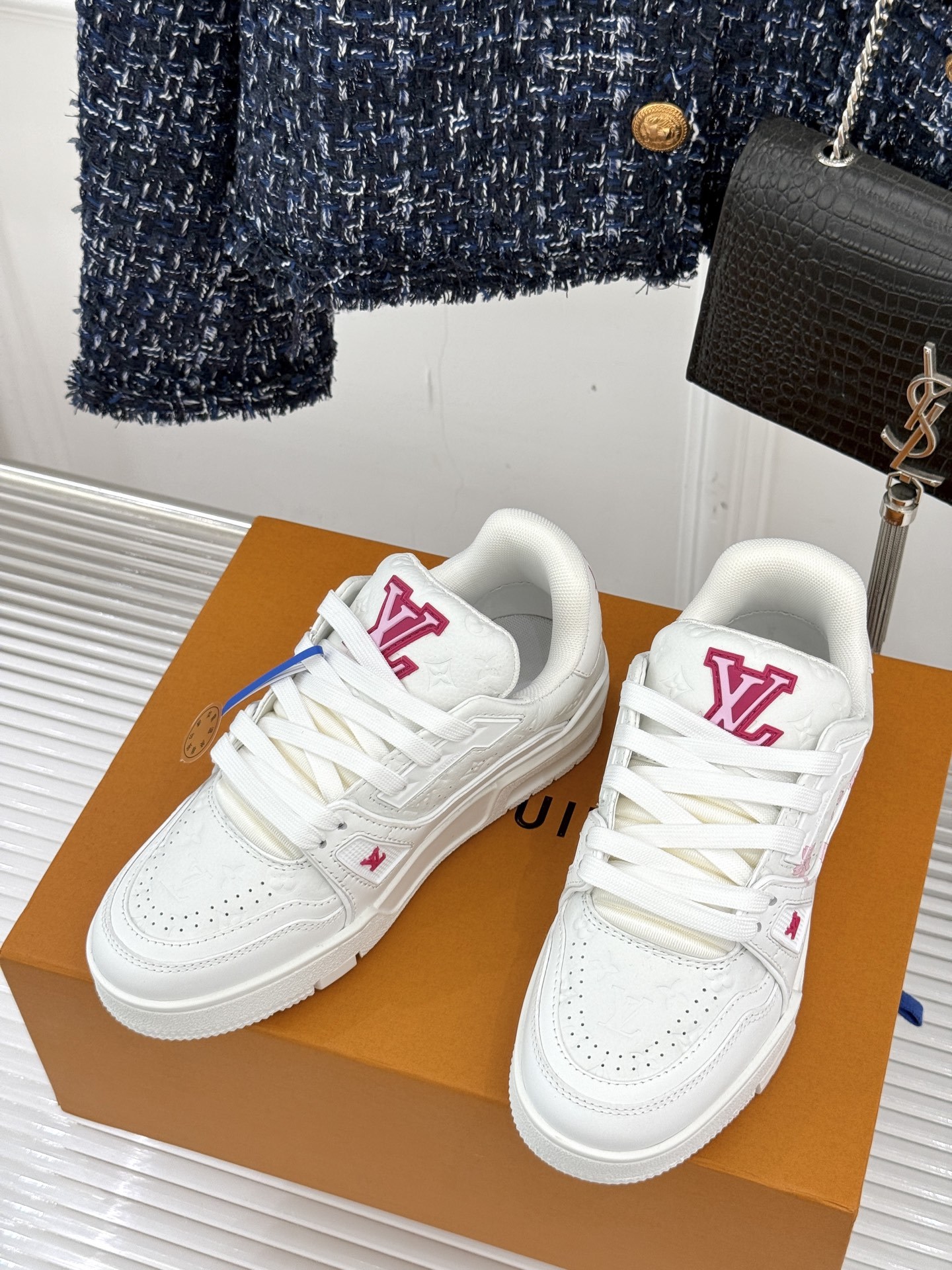 L*V驴牌经典情侣款商务定制休闲运动板鞋‼️
LV Trainer 运动鞋融合正绒面牛皮革和粒面牛皮