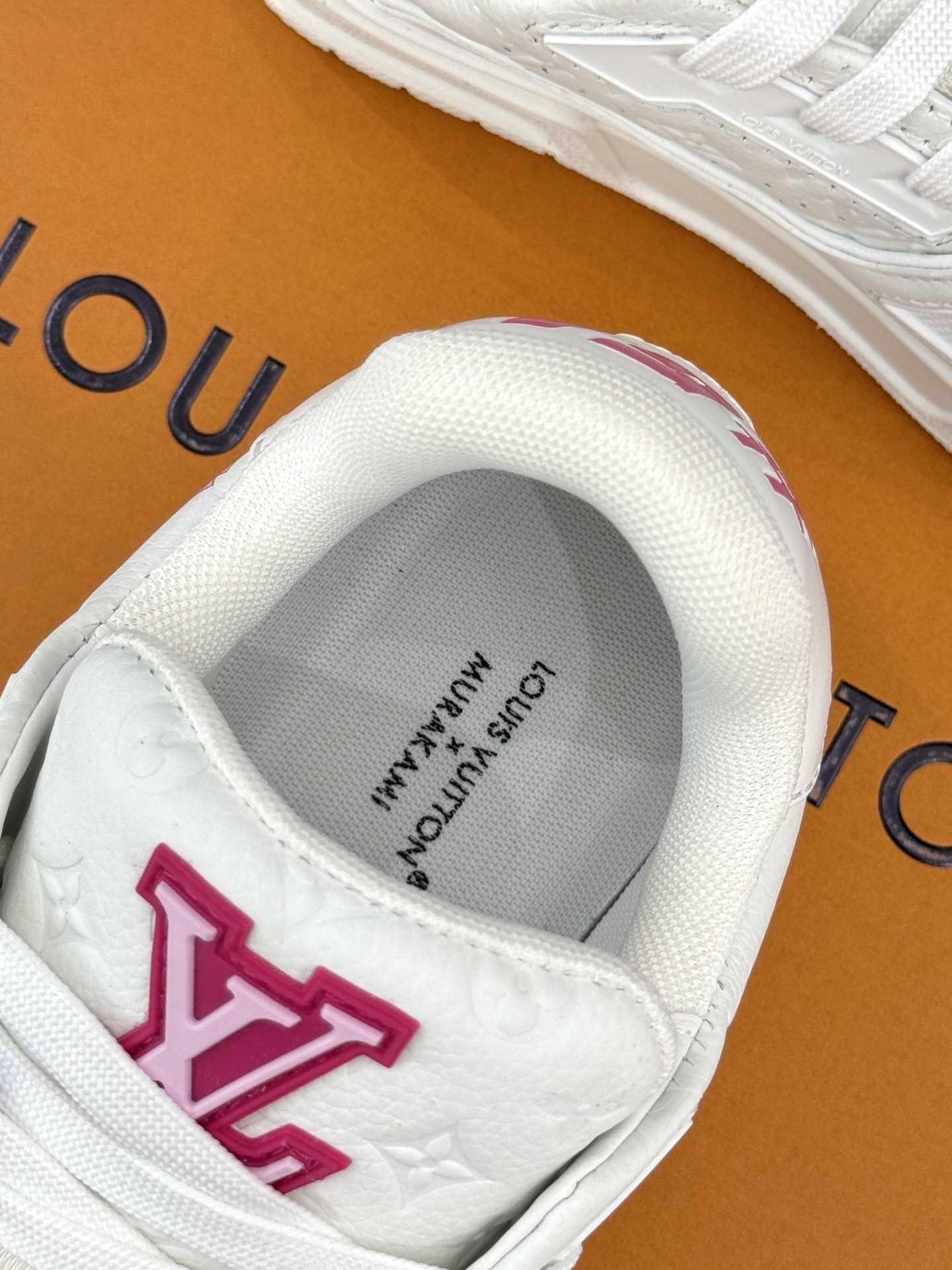 L*V驴牌经典情侣款商务定制休闲运动板鞋‼️
LV Trainer 运动鞋融合正绒面牛皮革和粒面牛皮