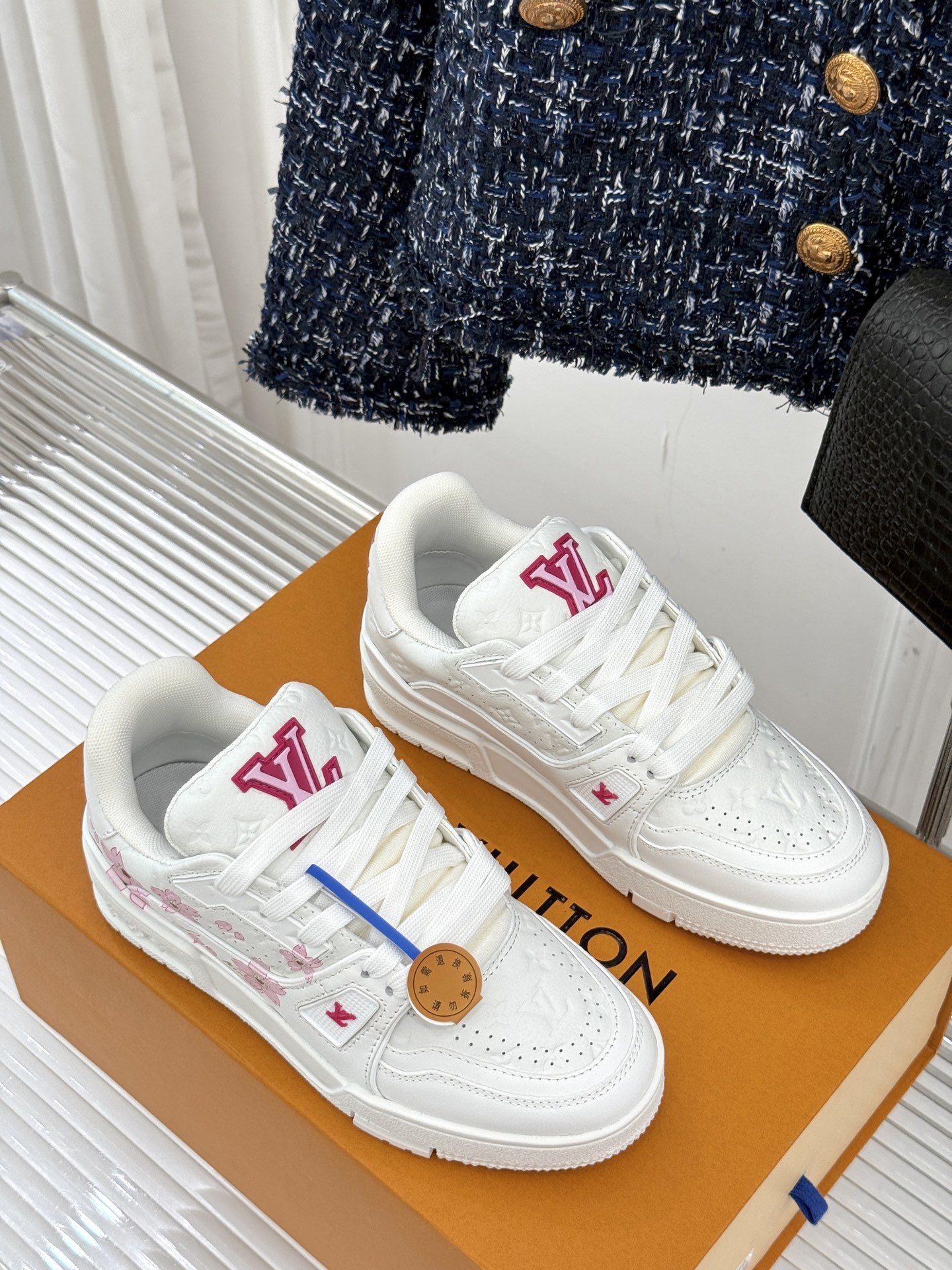 L*V驴牌经典情侣款商务定制休闲运动板鞋‼️
LV Trainer 运动鞋融合正绒面牛皮革和粒面牛皮