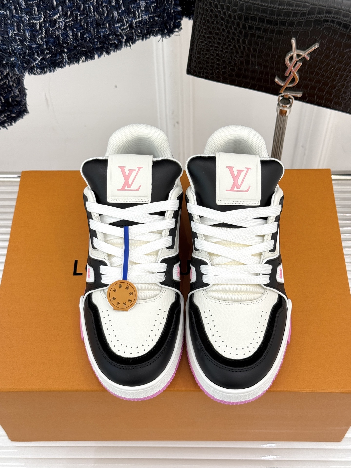 L*V驴牌经典情侣款商务定制休闲运动板鞋‼️
LV Trainer 运动鞋融合正绒面牛皮革和粒面牛皮