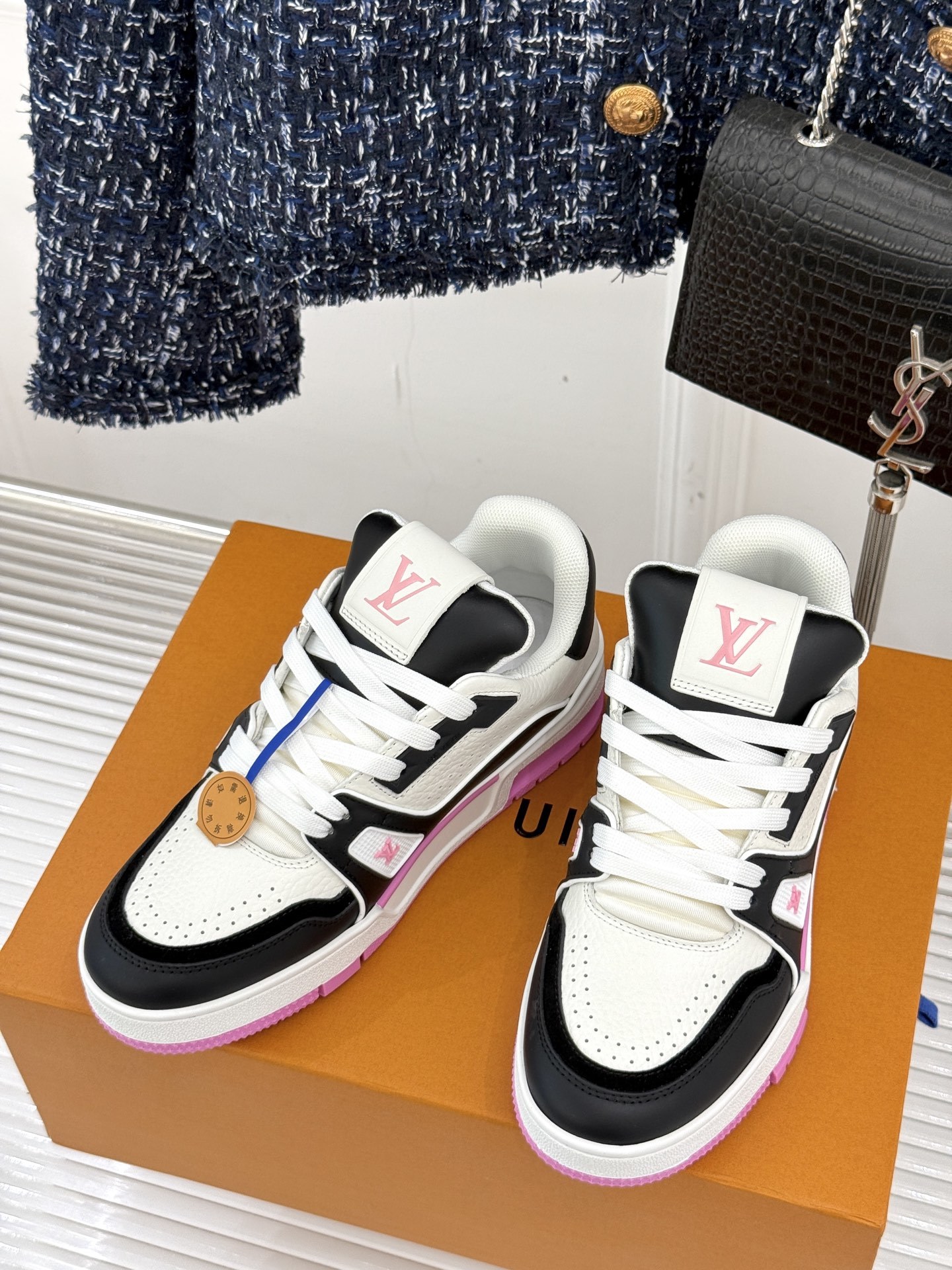 L*V驴牌经典情侣款商务定制休闲运动板鞋‼️
LV Trainer 运动鞋融合正绒面牛皮革和粒面牛皮