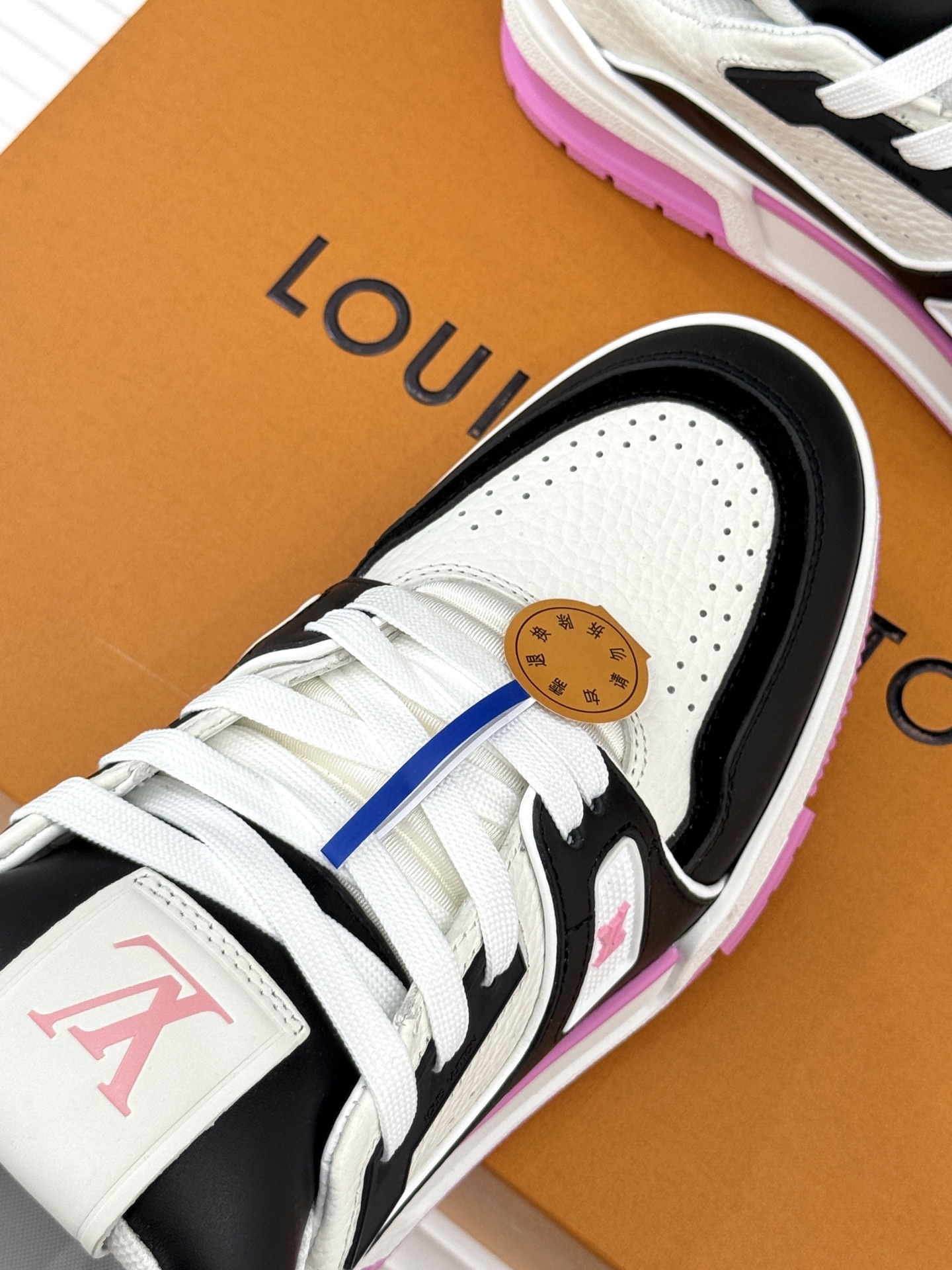 L*V驴牌经典情侣款商务定制休闲运动板鞋‼️
LV Trainer 运动鞋融合正绒面牛皮革和粒面牛皮