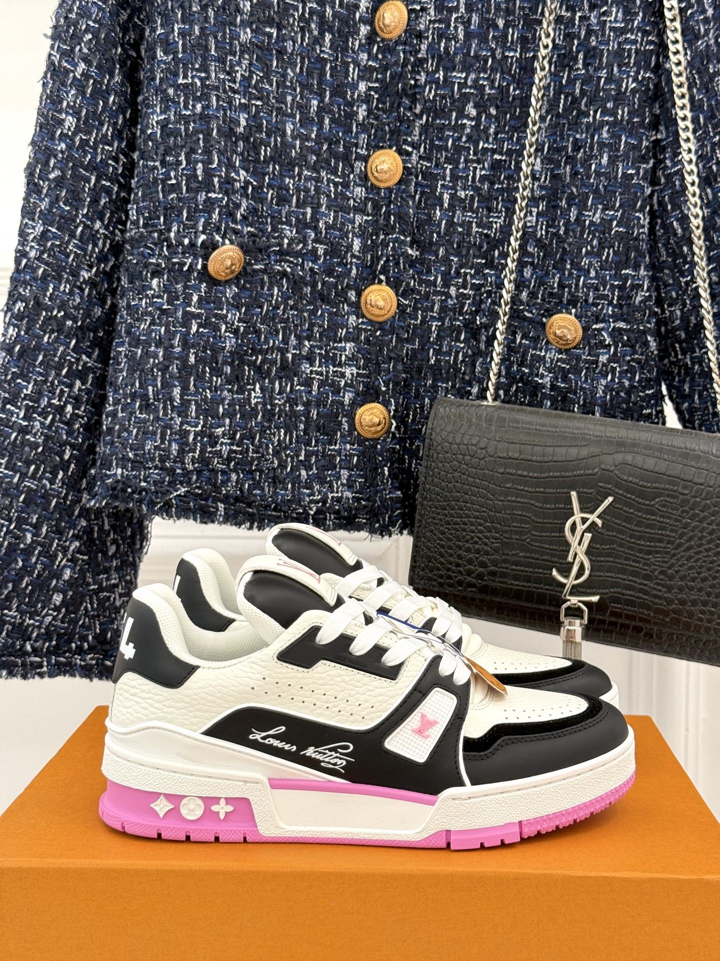 L*V驴牌经典情侣款商务定制休闲运动板鞋‼️
LV Trainer 运动鞋融合正绒面牛皮革和粒面牛皮
