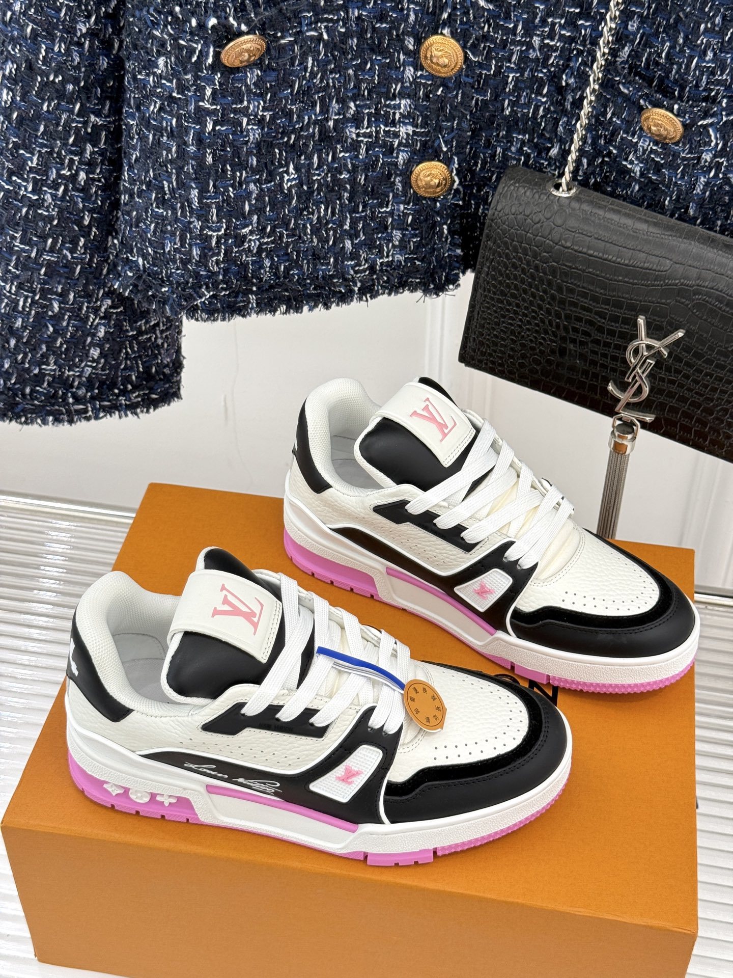 L*V驴牌经典情侣款商务定制休闲运动板鞋‼️
LV Trainer 运动鞋融合正绒面牛皮革和粒面牛皮