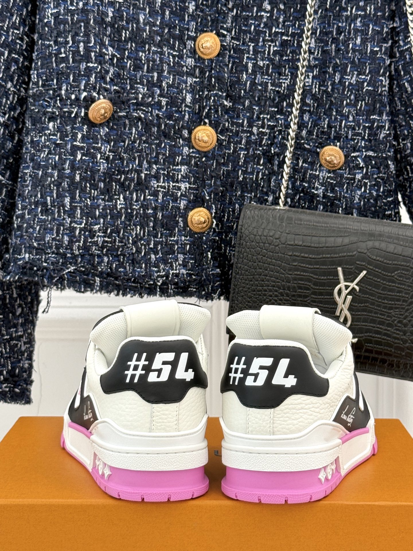 L*V驴牌经典情侣款商务定制休闲运动板鞋‼️
LV Trainer 运动鞋融合正绒面牛皮革和粒面牛皮
