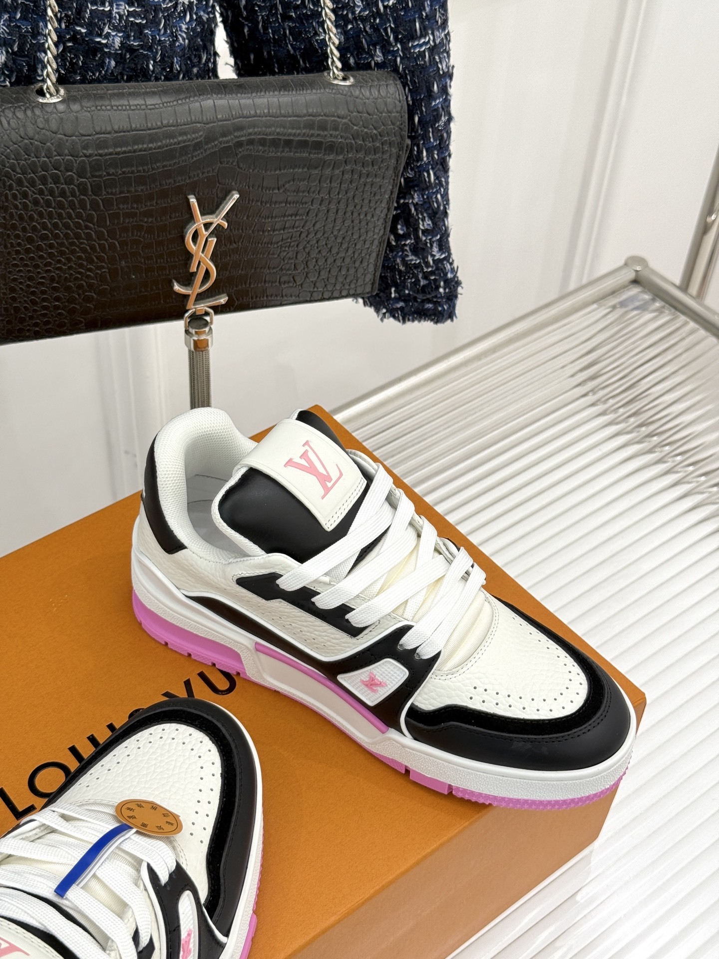 L*V驴牌经典情侣款商务定制休闲运动板鞋‼️
LV Trainer 运动鞋融合正绒面牛皮革和粒面牛皮