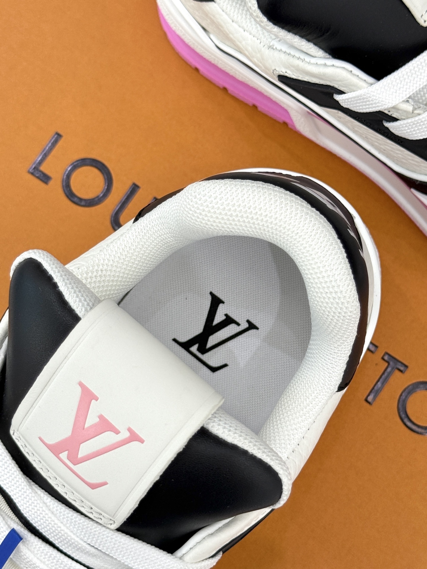 L*V驴牌经典情侣款商务定制休闲运动板鞋‼️
LV Trainer 运动鞋融合正绒面牛皮革和粒面牛皮