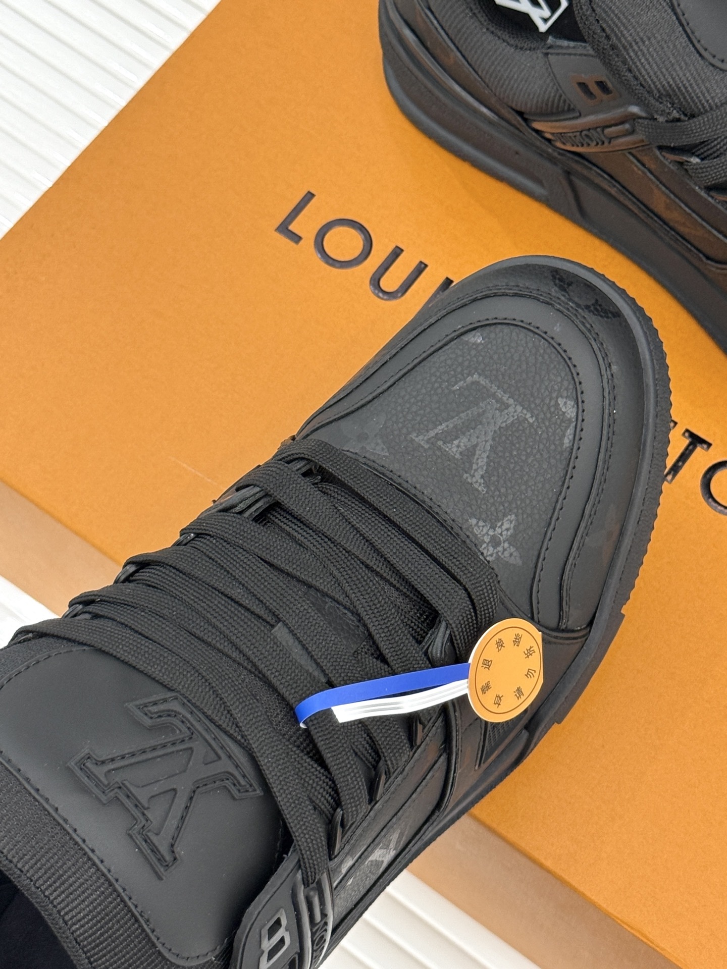 L*V驴牌经典情侣款商务定制休闲运动板鞋‼️
LV Trainer 运动鞋融合正绒面牛皮革和粒面牛皮