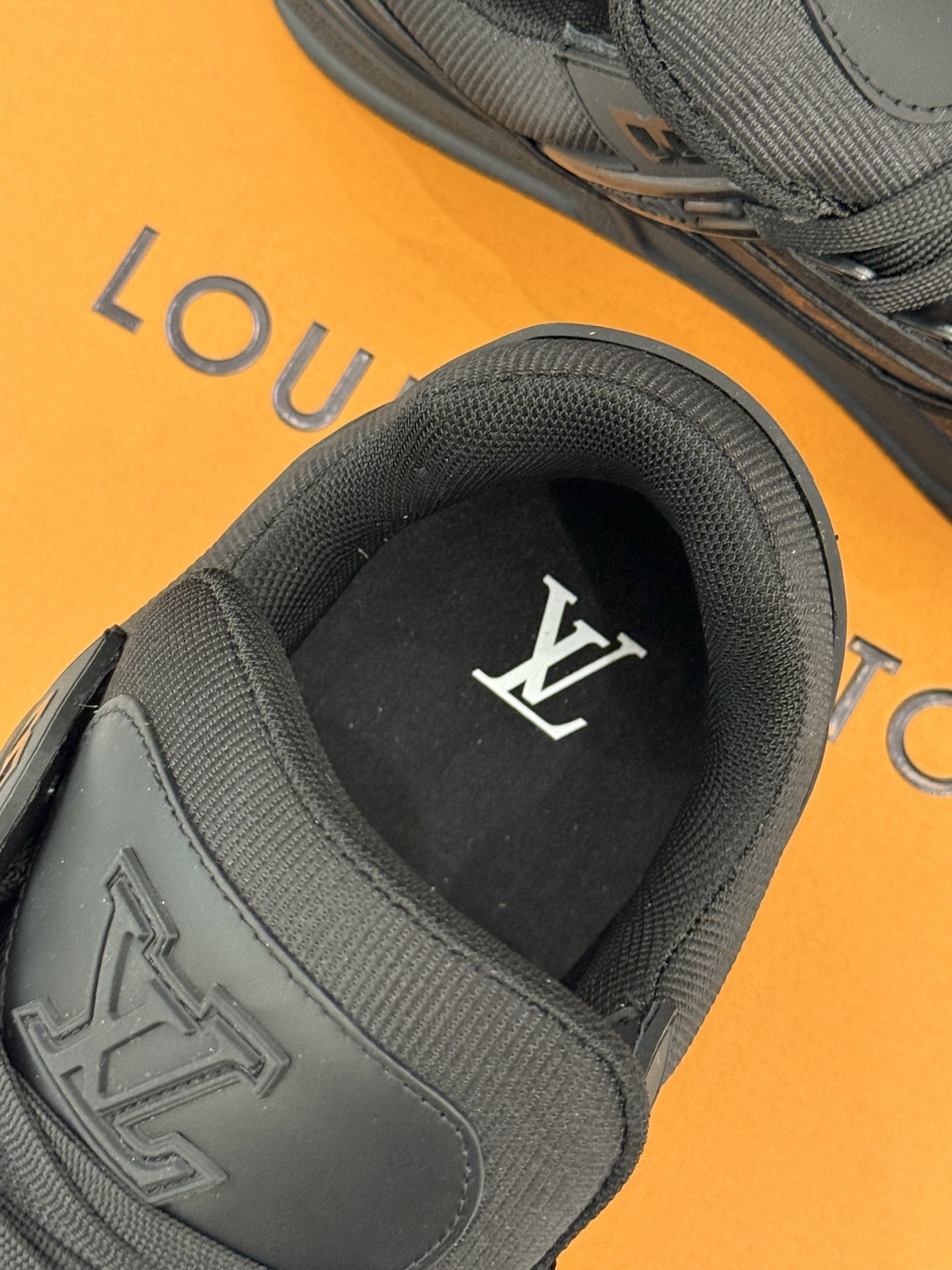 L*V驴牌经典情侣款商务定制休闲运动板鞋‼️
LV Trainer 运动鞋融合正绒面牛皮革和粒面牛皮