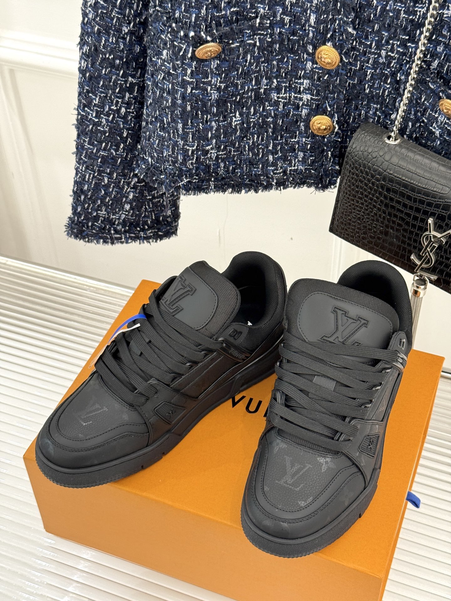 L*V驴牌经典情侣款商务定制休闲运动板鞋‼️
LV Trainer 运动鞋融合正绒面牛皮革和粒面牛皮