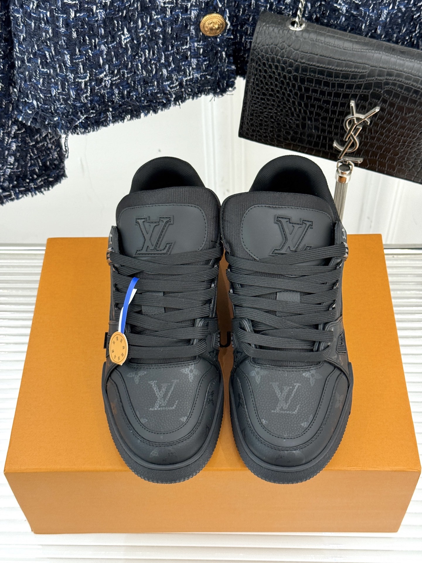 L*V驴牌经典情侣款商务定制休闲运动板鞋‼️
LV Trainer 运动鞋融合正绒面牛皮革和粒面牛皮
