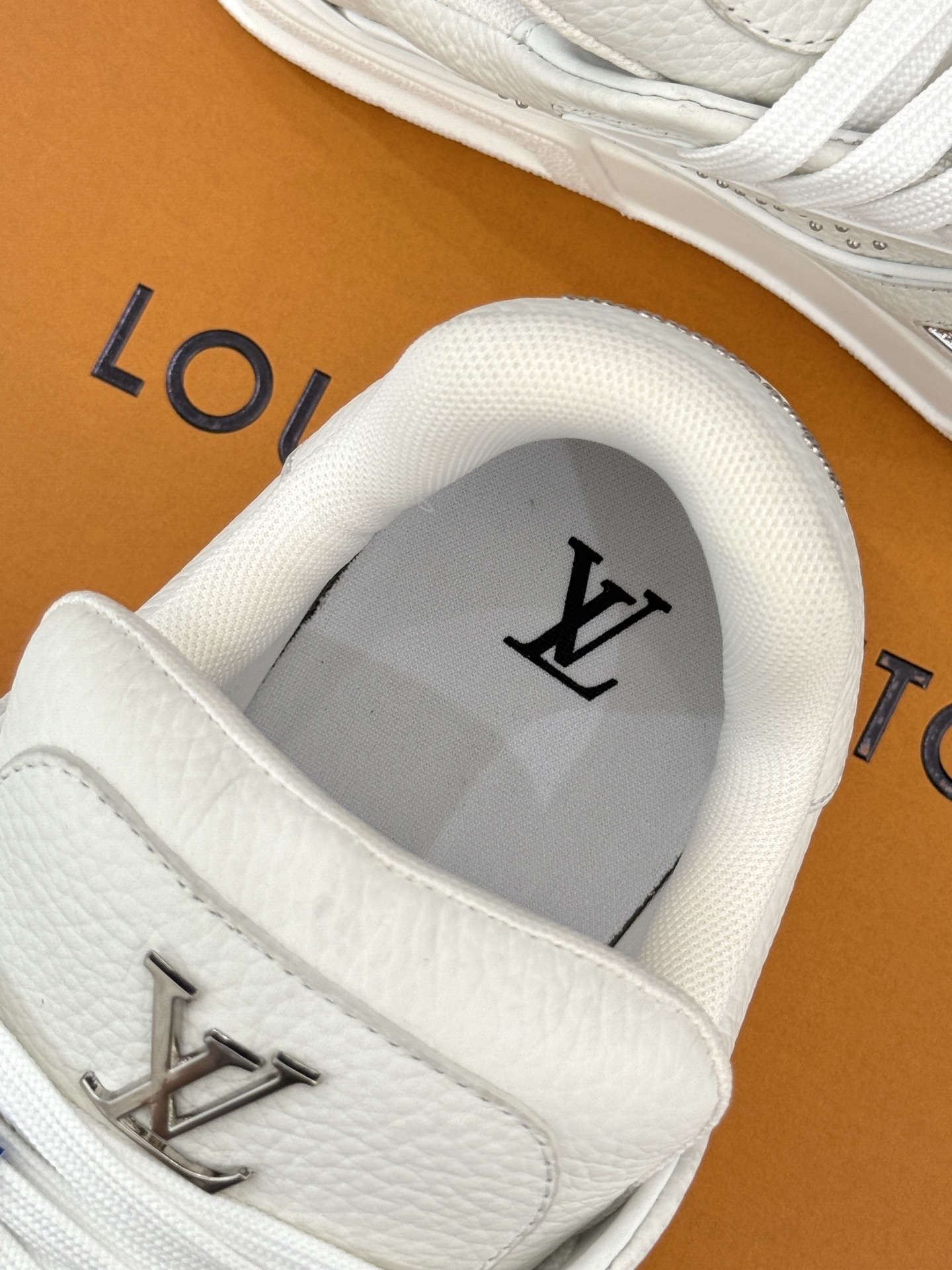 L*V驴牌经典情侣款商务定制休闲运动板鞋‼️
LV Trainer 运动鞋融合正绒面牛皮革和粒面牛皮