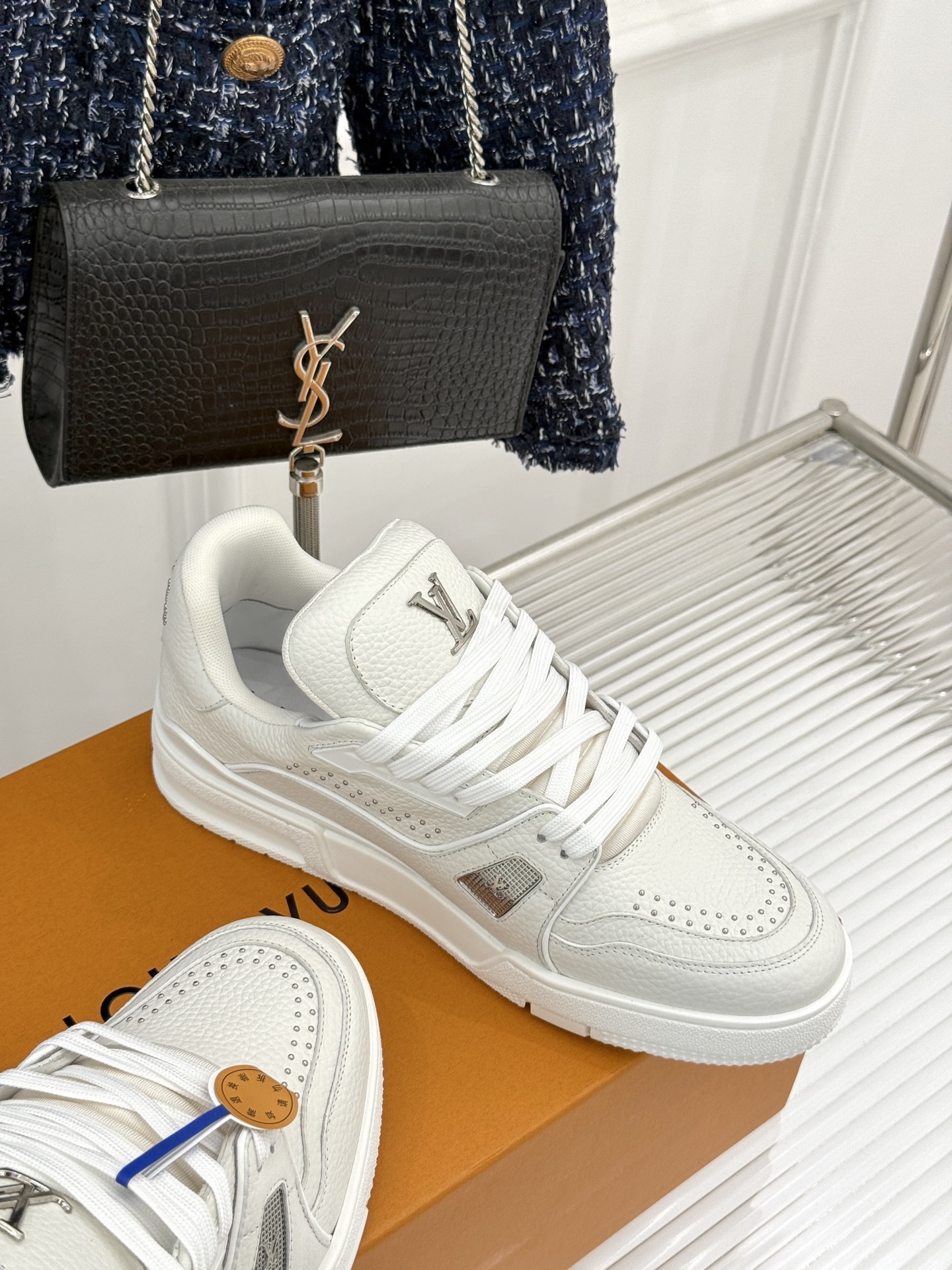 L*V驴牌经典情侣款商务定制休闲运动板鞋‼️
LV Trainer 运动鞋融合正绒面牛皮革和粒面牛皮