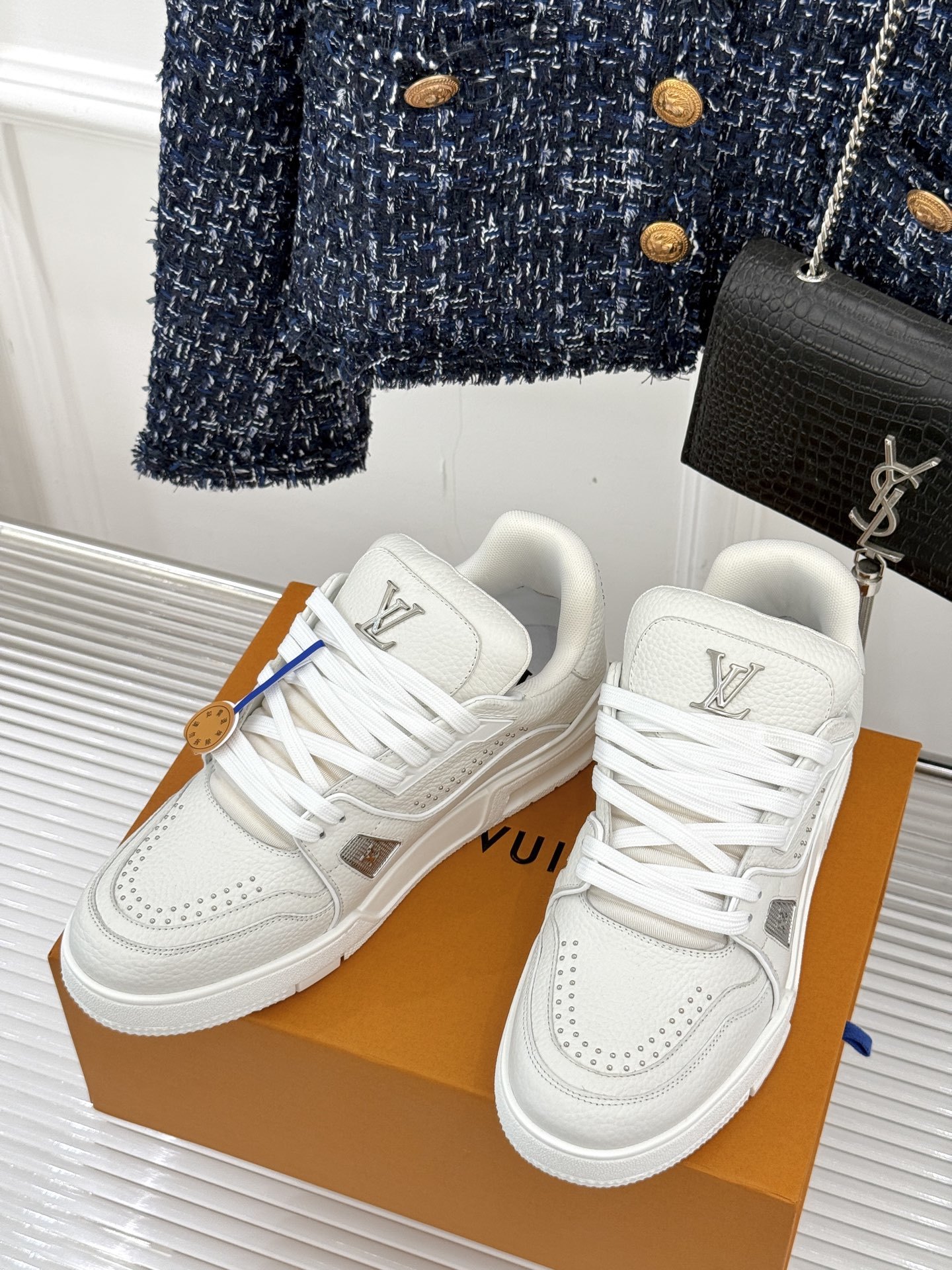 L*V驴牌经典情侣款商务定制休闲运动板鞋‼️
LV Trainer 运动鞋融合正绒面牛皮革和粒面牛皮