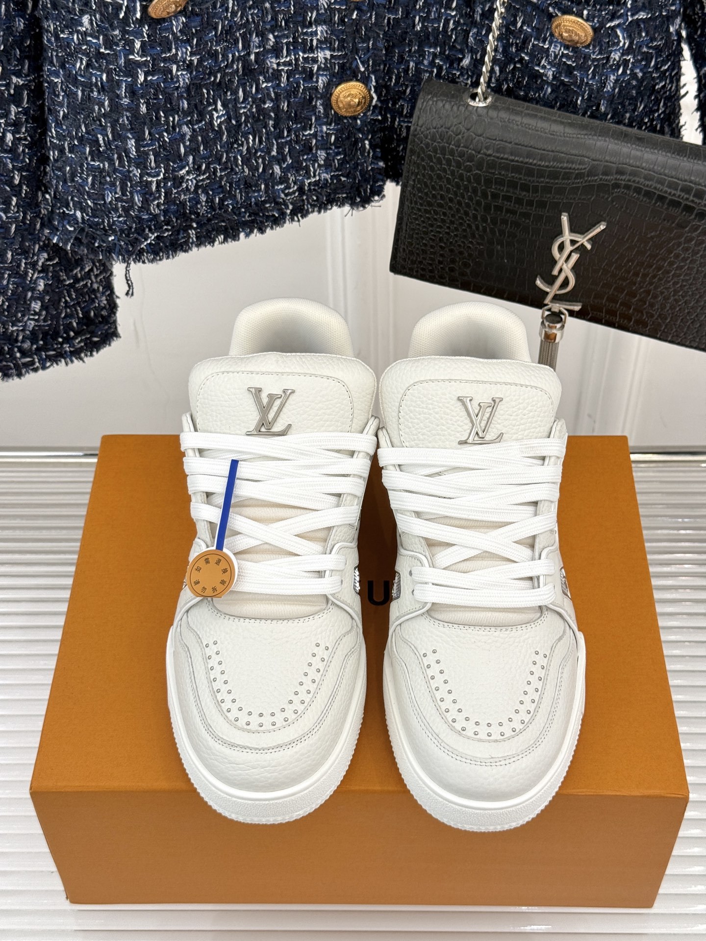L*V驴牌经典情侣款商务定制休闲运动板鞋‼️
LV Trainer 运动鞋融合正绒面牛皮革和粒面牛皮