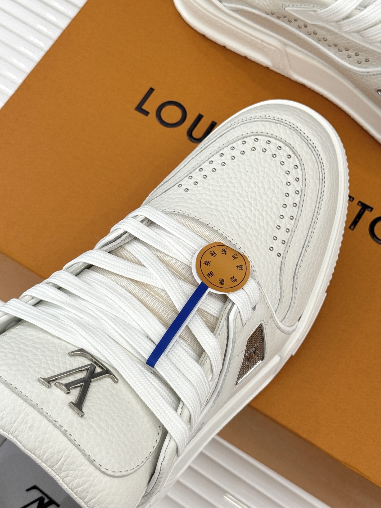 L*V驴牌经典情侣款商务定制休闲运动板鞋‼️
LV Trainer 运动鞋融合正绒面牛皮革和粒面牛皮