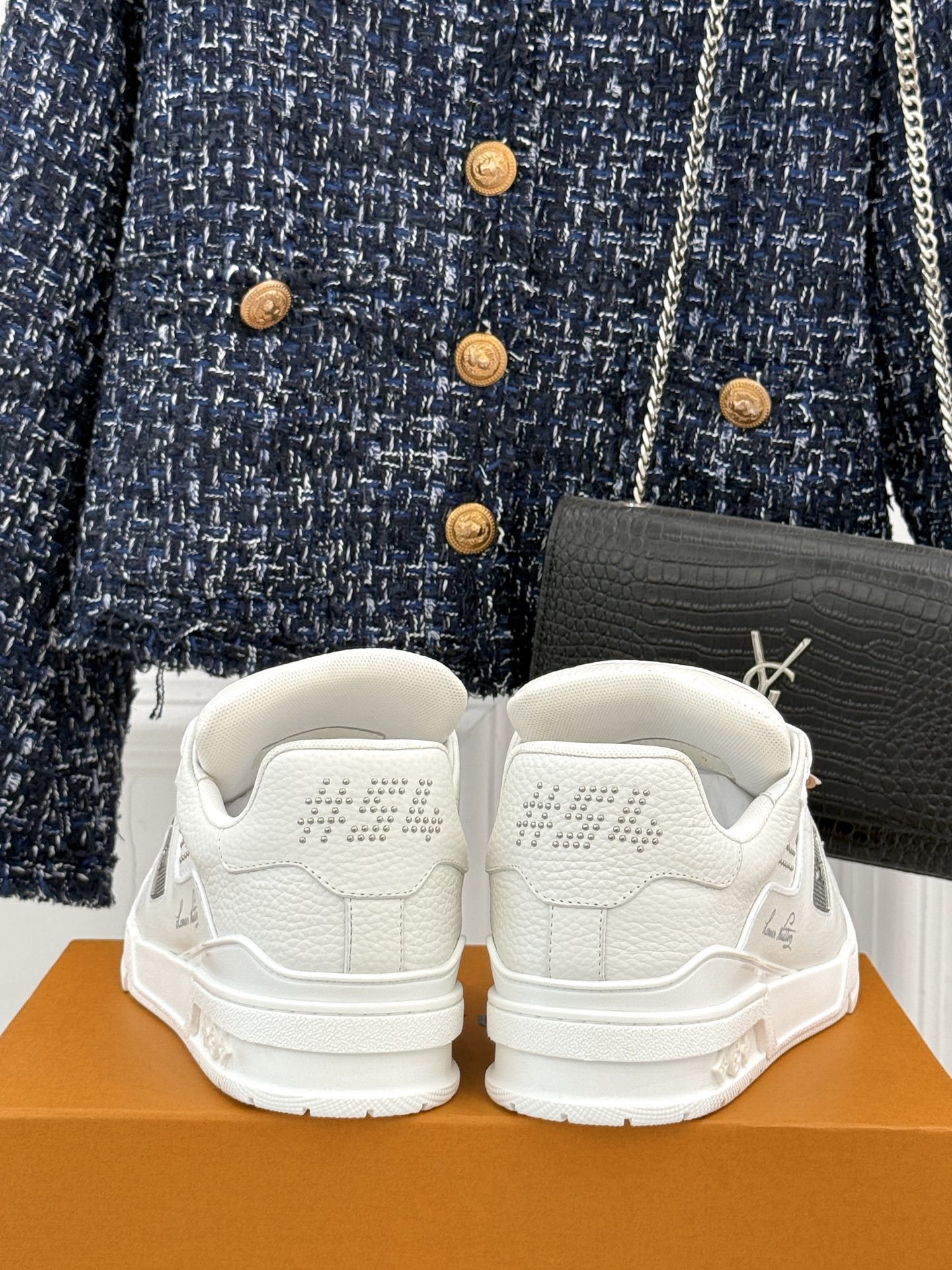 L*V驴牌经典情侣款商务定制休闲运动板鞋‼️
LV Trainer 运动鞋融合正绒面牛皮革和粒面牛皮