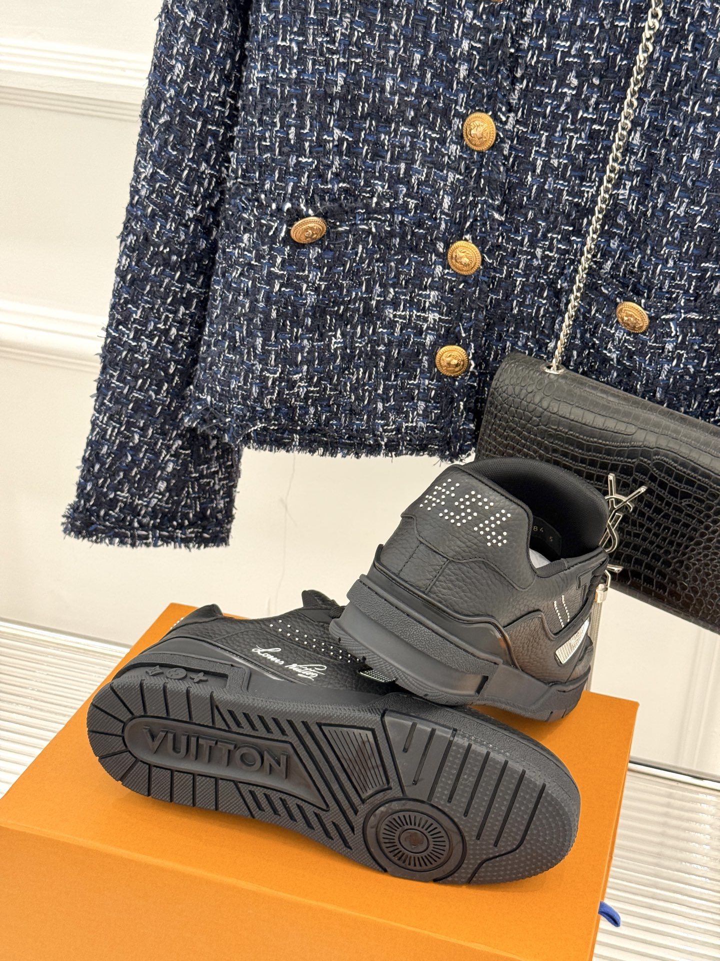 L*V驴牌经典情侣款商务定制休闲运动板鞋‼️
LV Trainer 运动鞋融合正绒面牛皮革和粒面牛皮