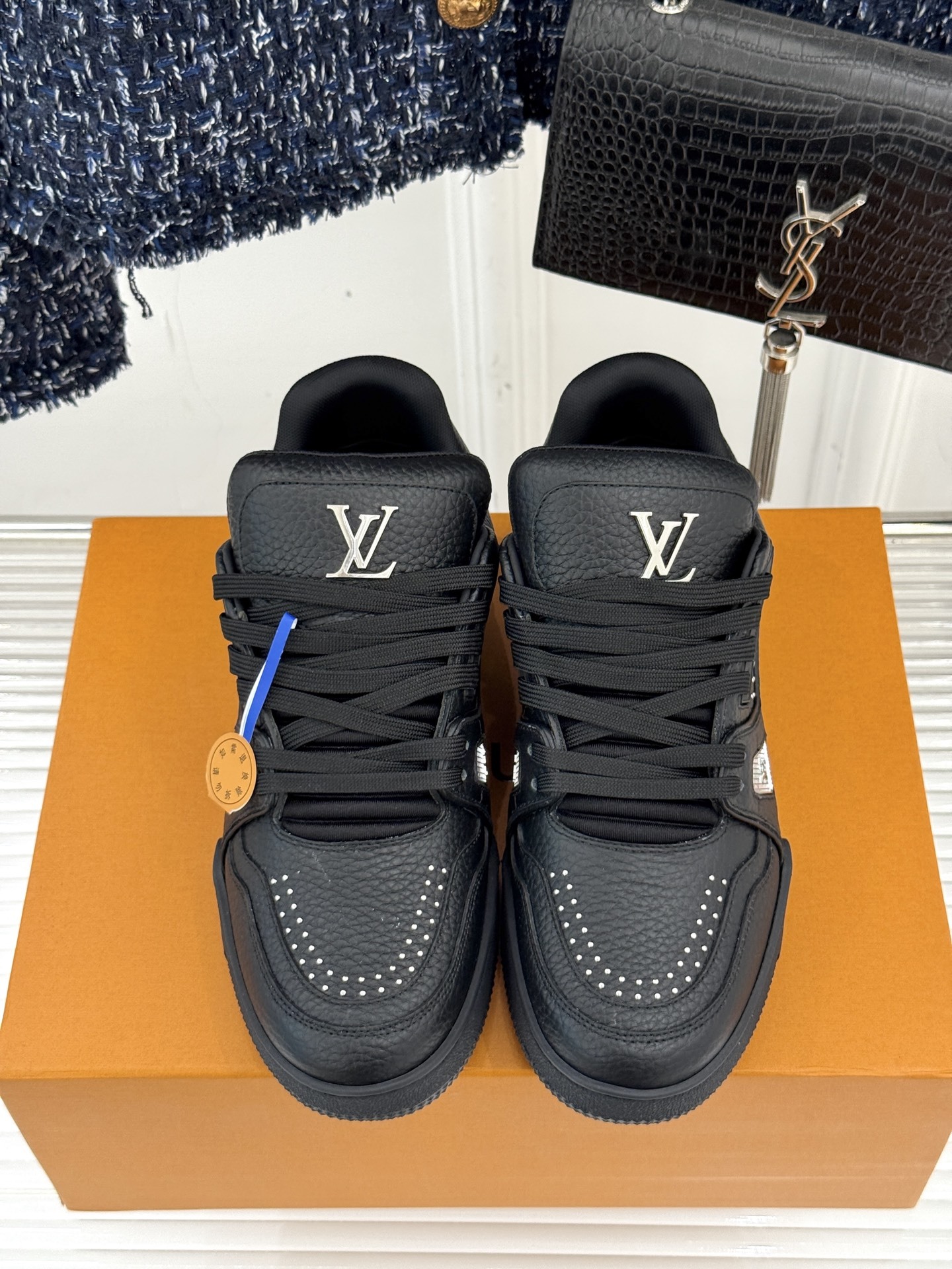 L*V驴牌经典情侣款商务定制休闲运动板鞋‼️
LV Trainer 运动鞋融合正绒面牛皮革和粒面牛皮