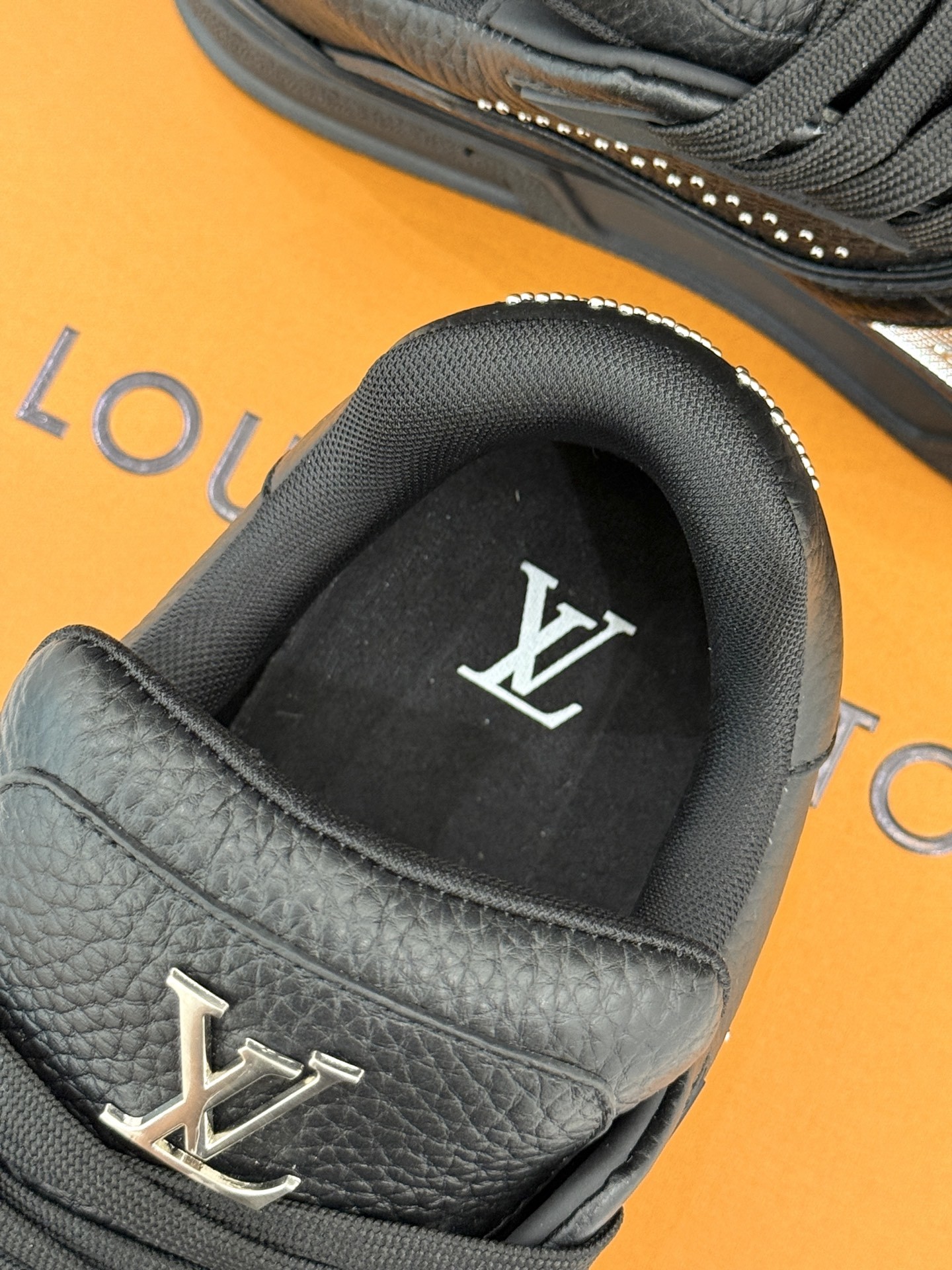 L*V驴牌经典情侣款商务定制休闲运动板鞋‼️
LV Trainer 运动鞋融合正绒面牛皮革和粒面牛皮