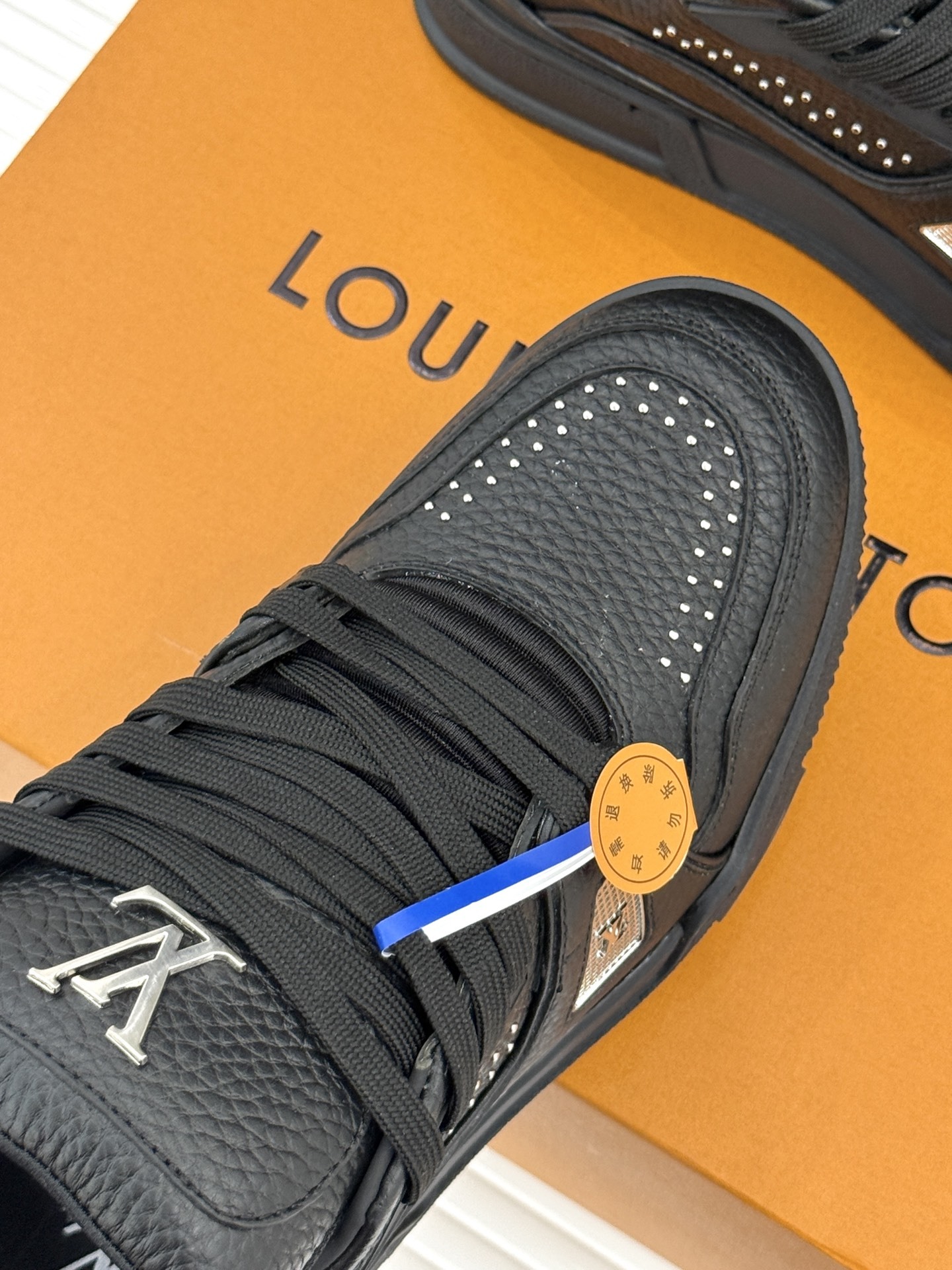 L*V驴牌经典情侣款商务定制休闲运动板鞋‼️
LV Trainer 运动鞋融合正绒面牛皮革和粒面牛皮