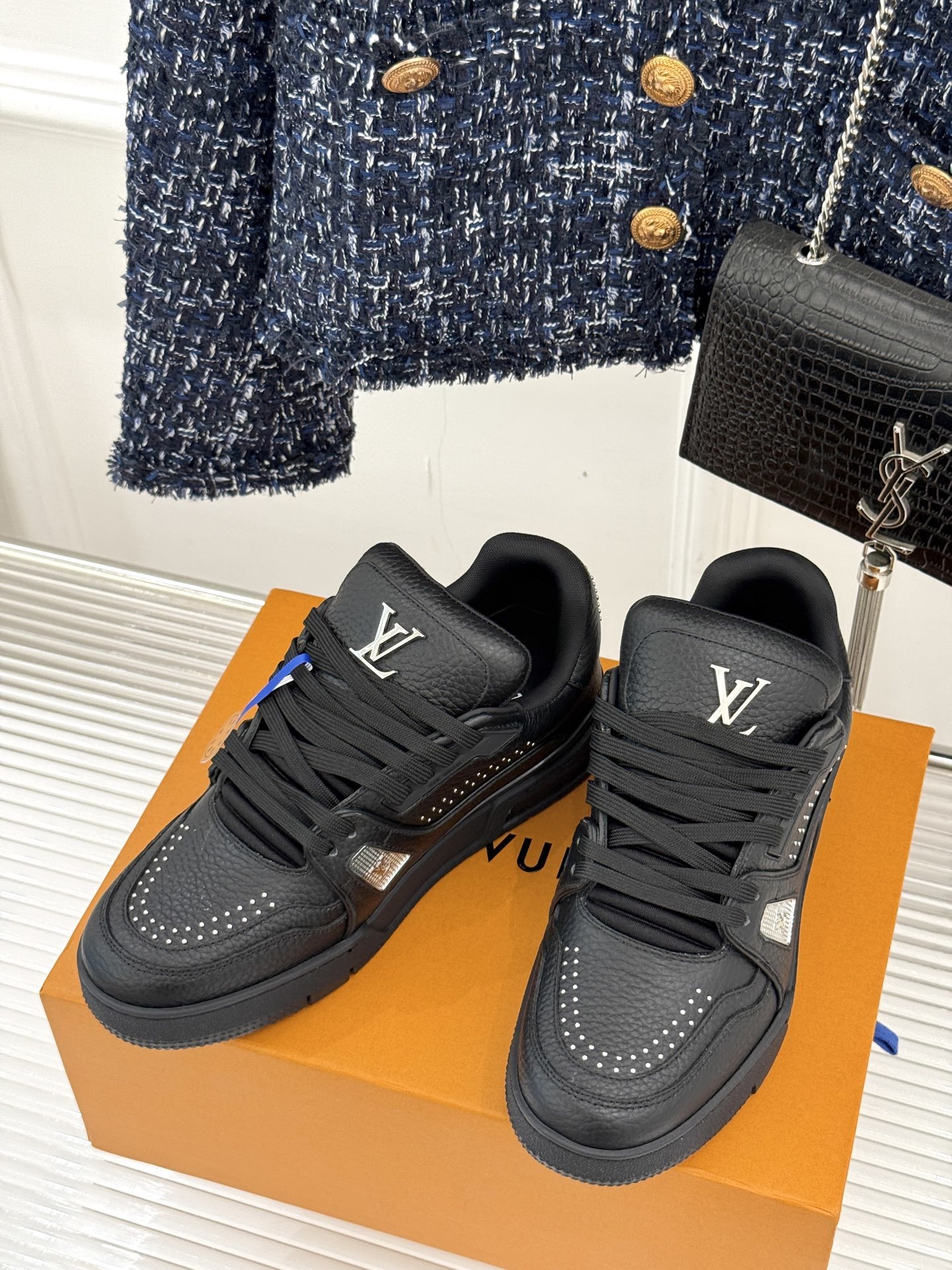 L*V驴牌经典情侣款商务定制休闲运动板鞋‼️
LV Trainer 运动鞋融合正绒面牛皮革和粒面牛皮