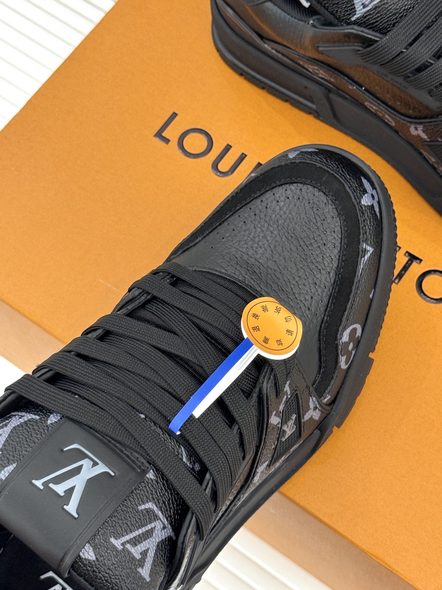 L*V驴牌经典情侣款商务定制休闲运动板鞋‼️
LV Trainer 运动鞋融合正绒面牛皮革和粒面牛皮