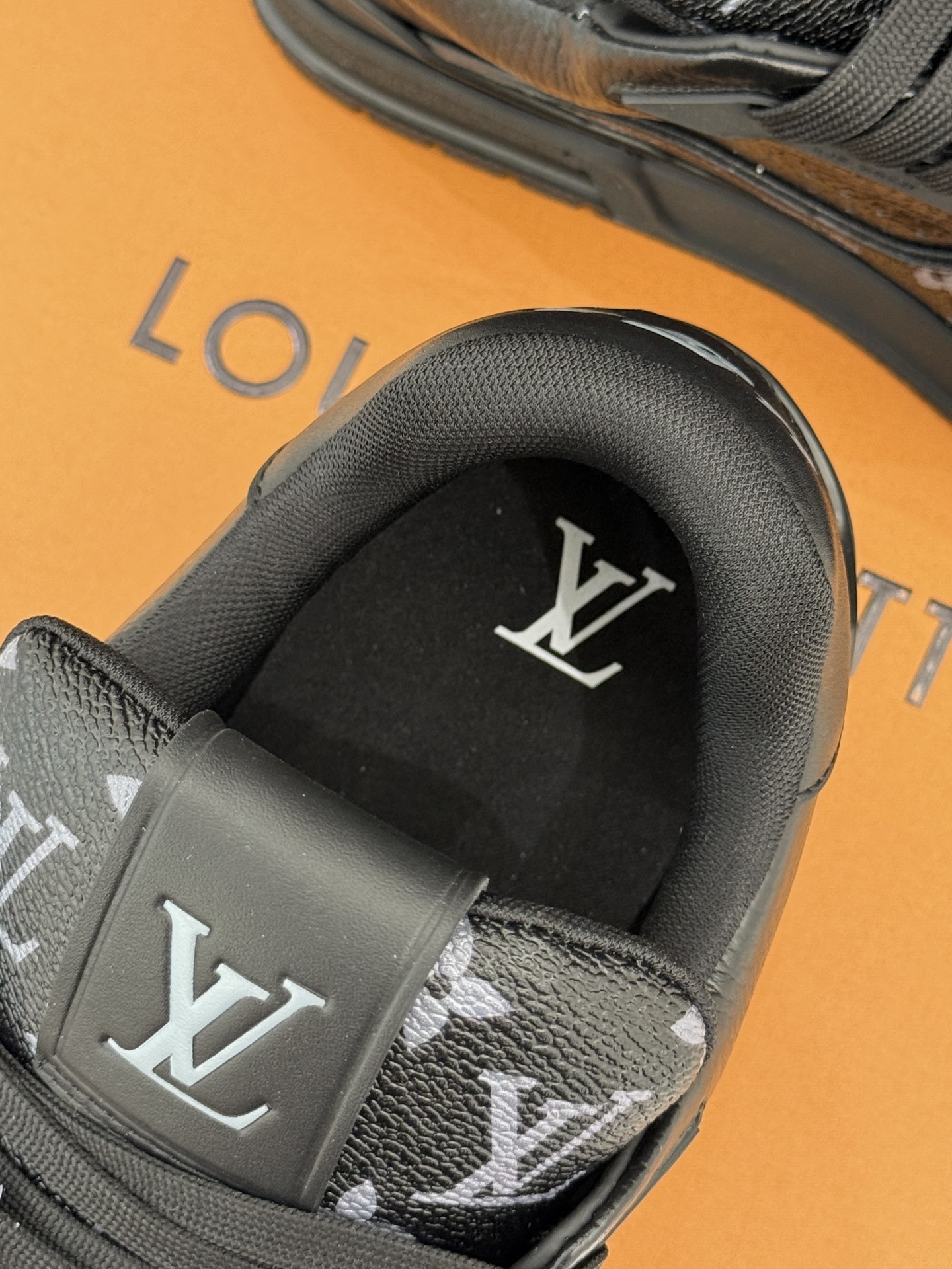 L*V驴牌经典情侣款商务定制休闲运动板鞋‼️
LV Trainer 运动鞋融合正绒面牛皮革和粒面牛皮