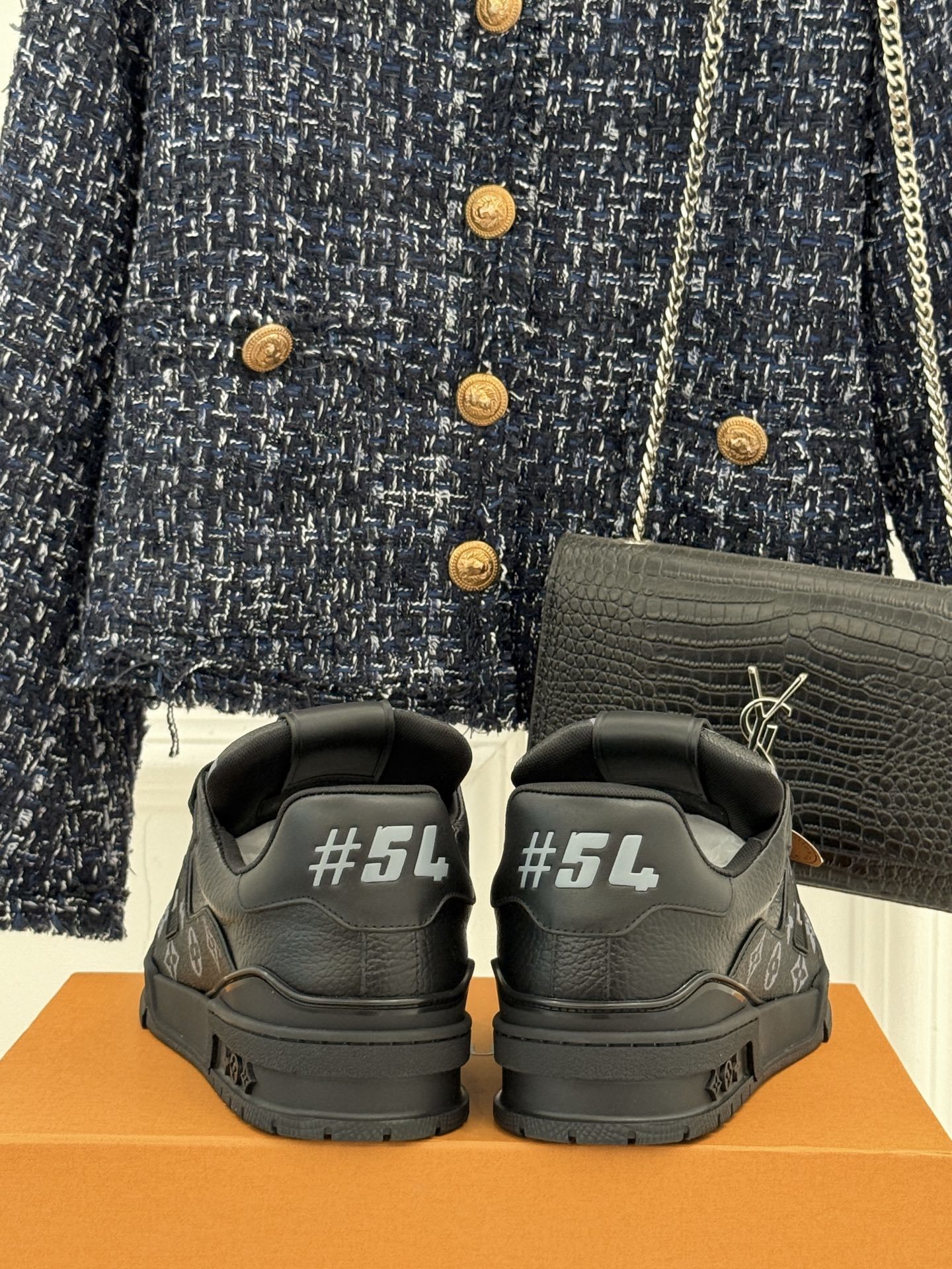 L*V驴牌经典情侣款商务定制休闲运动板鞋‼️
LV Trainer 运动鞋融合正绒面牛皮革和粒面牛皮