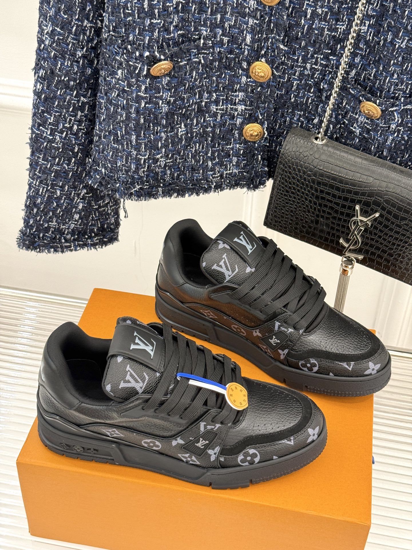 L*V驴牌经典情侣款商务定制休闲运动板鞋‼️
LV Trainer 运动鞋融合正绒面牛皮革和粒面牛皮
