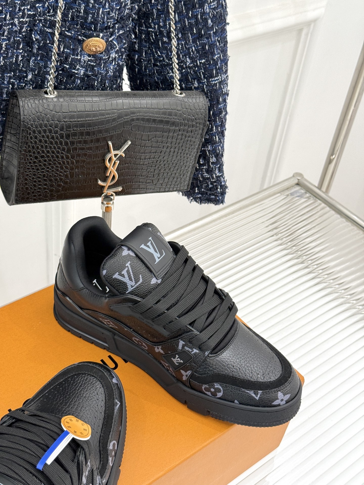 L*V驴牌经典情侣款商务定制休闲运动板鞋‼️
LV Trainer 运动鞋融合正绒面牛皮革和粒面牛皮