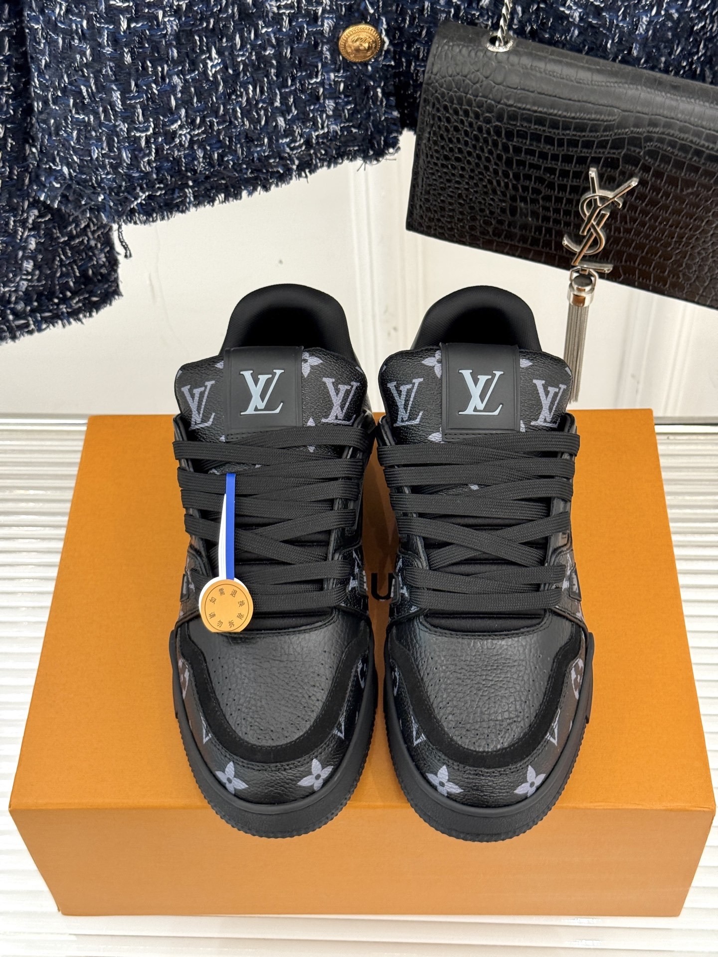 L*V驴牌经典情侣款商务定制休闲运动板鞋‼️
LV Trainer 运动鞋融合正绒面牛皮革和粒面牛皮