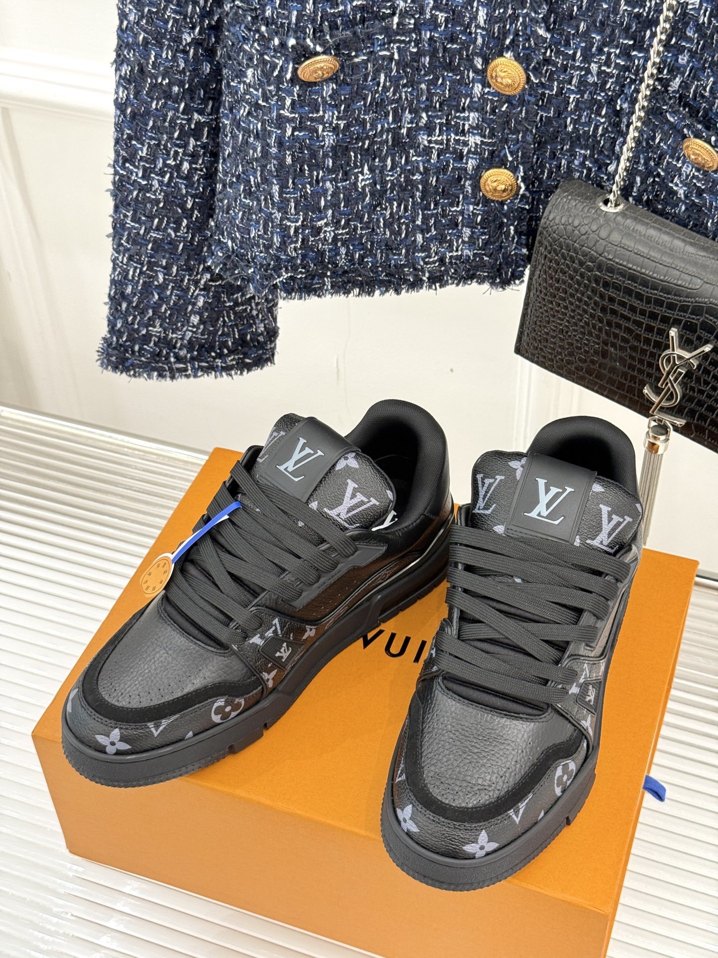 L*V驴牌经典情侣款商务定制休闲运动板鞋‼️
LV Trainer 运动鞋融合正绒面牛皮革和粒面牛皮