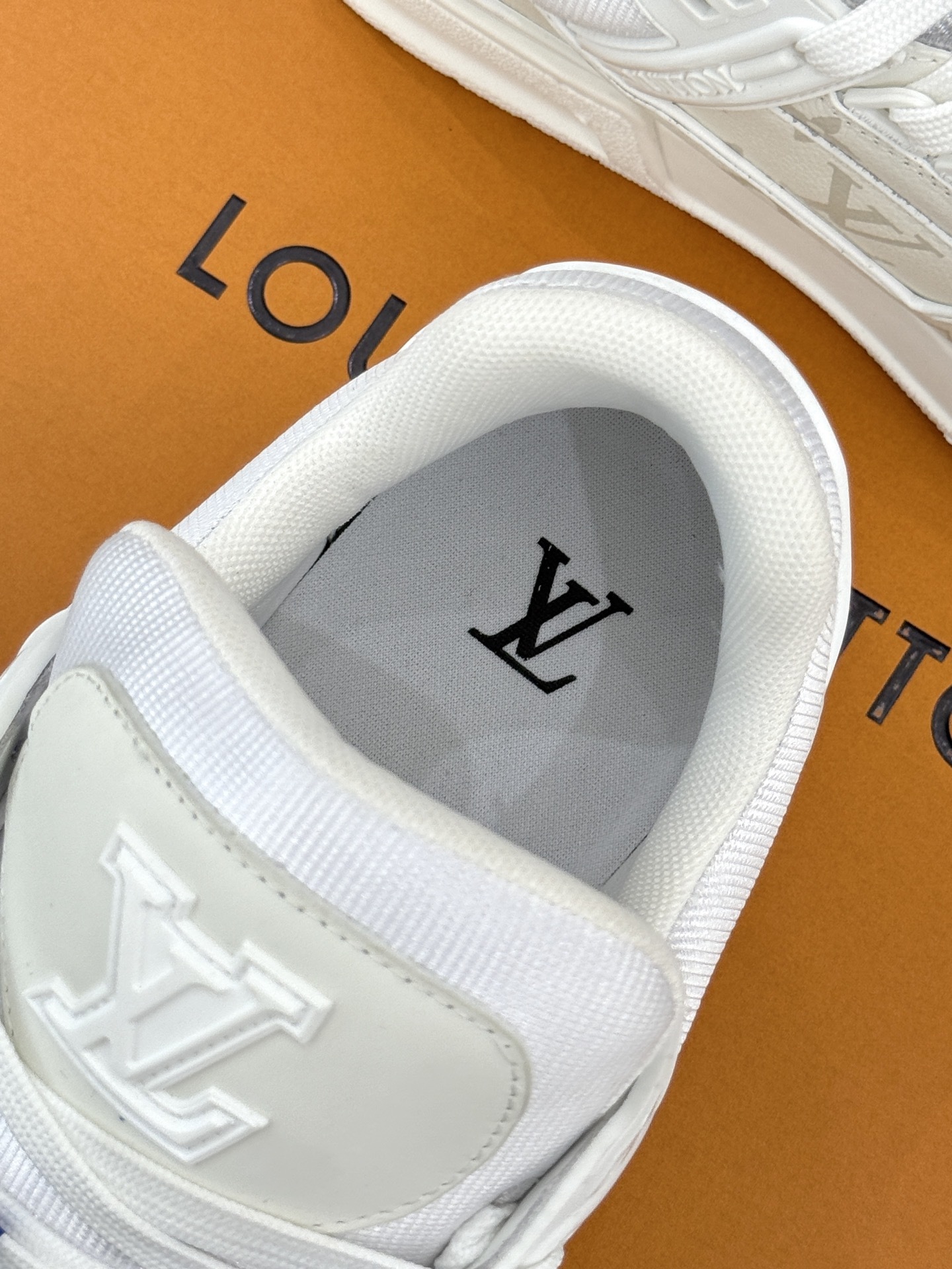 L*V驴牌经典情侣款商务定制休闲运动板鞋‼️
LV Trainer 运动鞋融合正绒面牛皮革和粒面牛皮