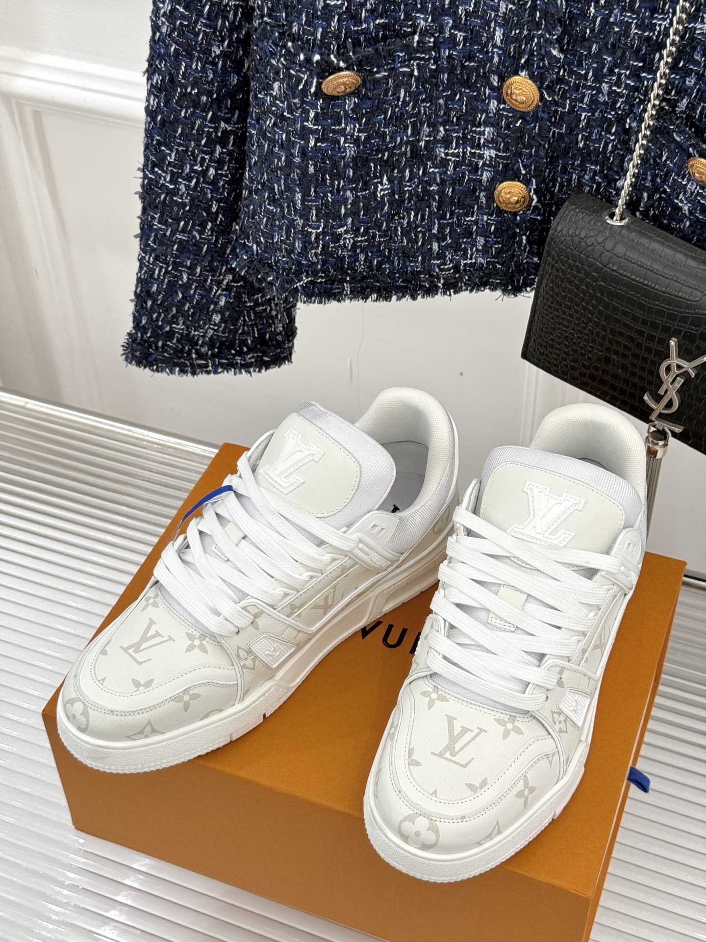 L*V驴牌经典情侣款商务定制休闲运动板鞋‼️
LV Trainer 运动鞋融合正绒面牛皮革和粒面牛皮