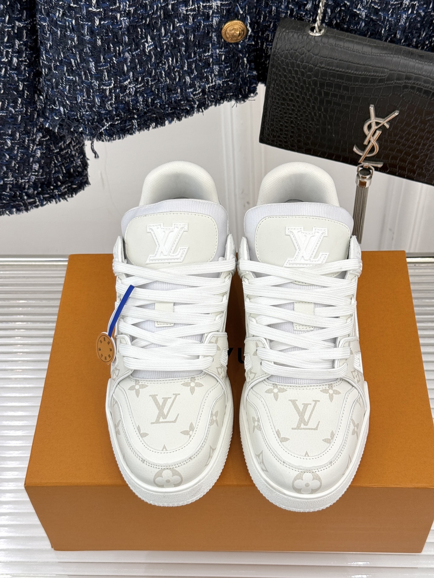 L*V驴牌经典情侣款商务定制休闲运动板鞋‼️
LV Trainer 运动鞋融合正绒面牛皮革和粒面牛皮