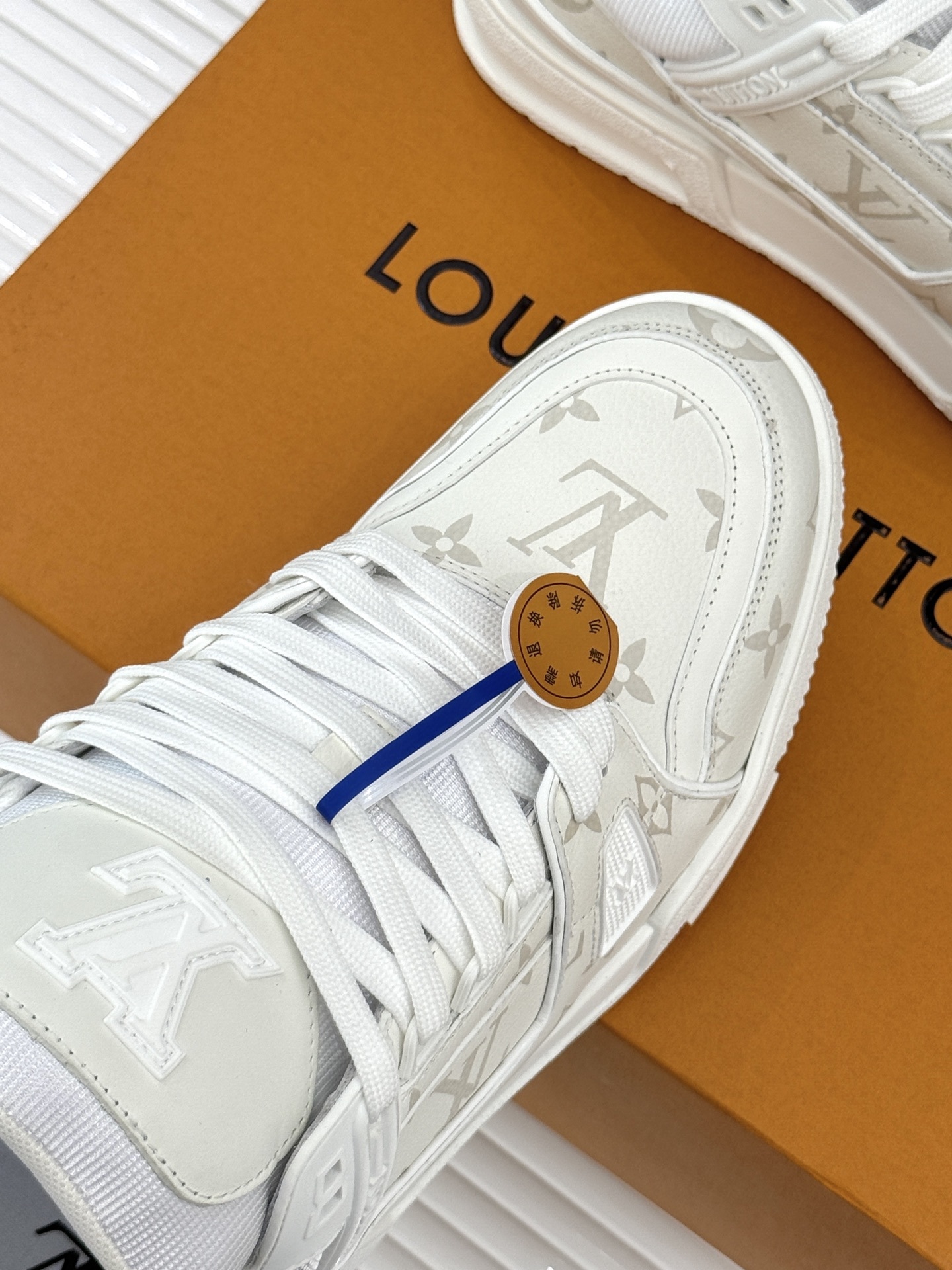 L*V驴牌经典情侣款商务定制休闲运动板鞋‼️
LV Trainer 运动鞋融合正绒面牛皮革和粒面牛皮
