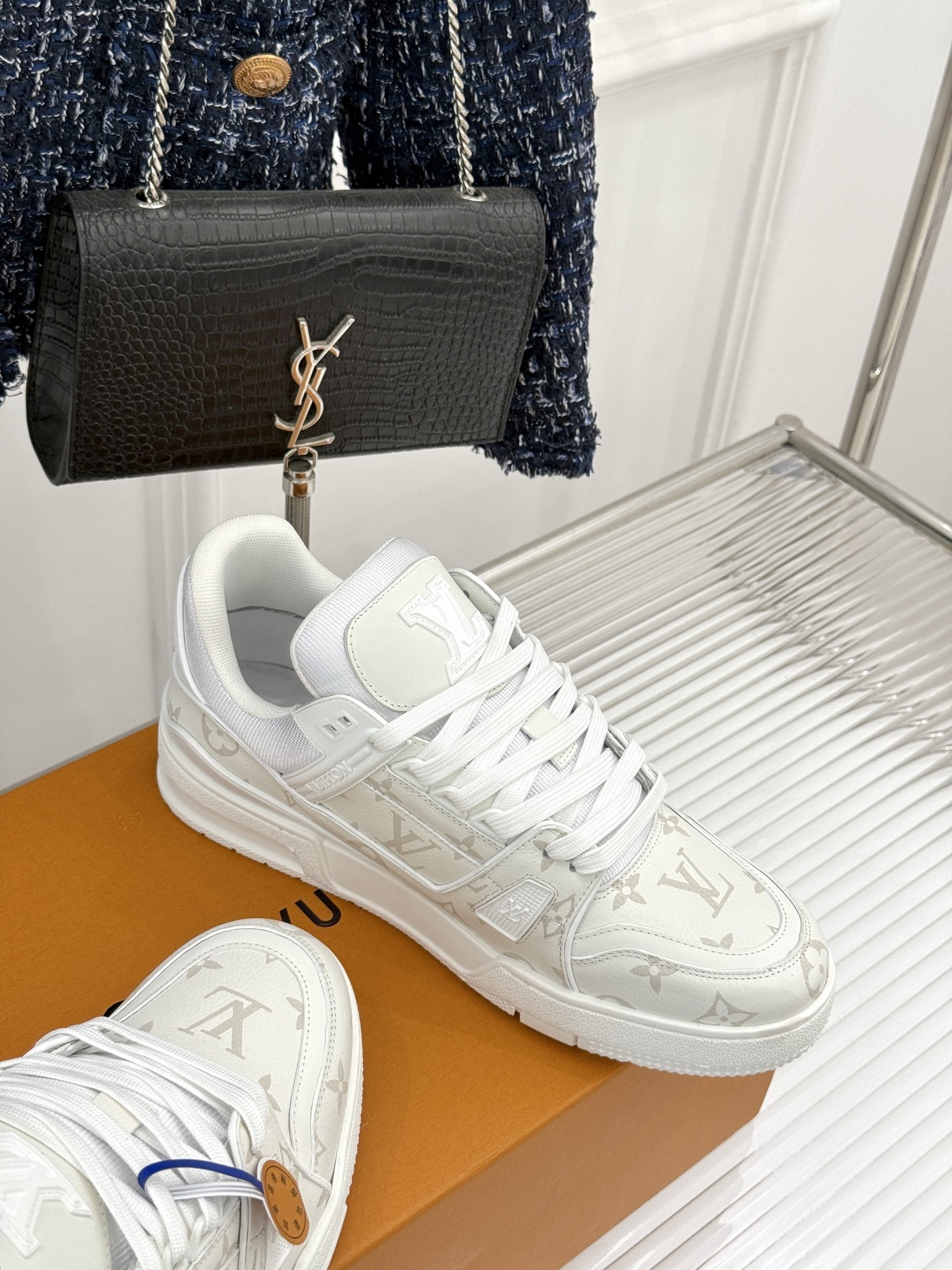L*V驴牌经典情侣款商务定制休闲运动板鞋‼️
LV Trainer 运动鞋融合正绒面牛皮革和粒面牛皮