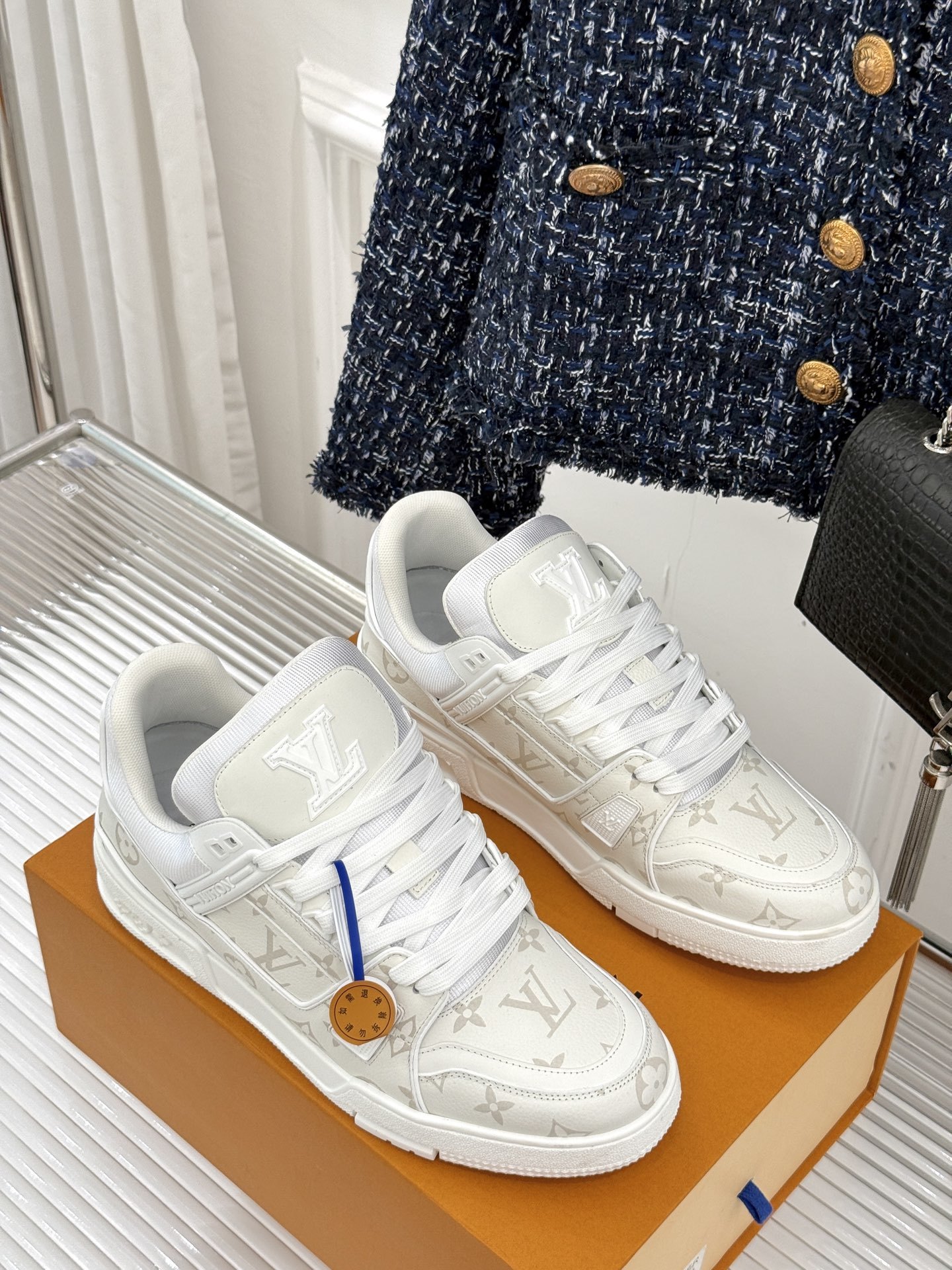 L*V驴牌经典情侣款商务定制休闲运动板鞋‼️
LV Trainer 运动鞋融合正绒面牛皮革和粒面牛皮