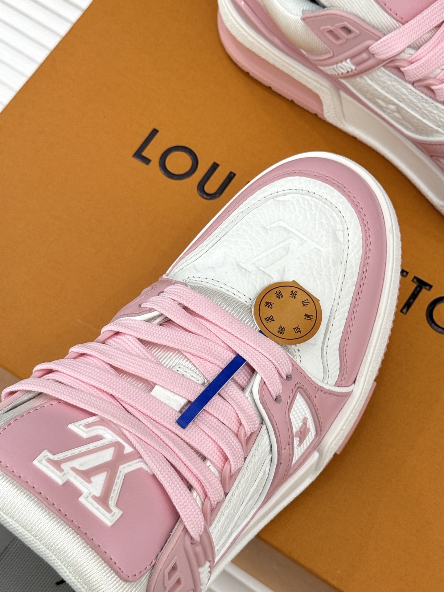 L*V驴牌经典情侣款商务定制休闲运动板鞋‼️
LV Trainer 运动鞋融合正绒面牛皮革和粒面牛皮