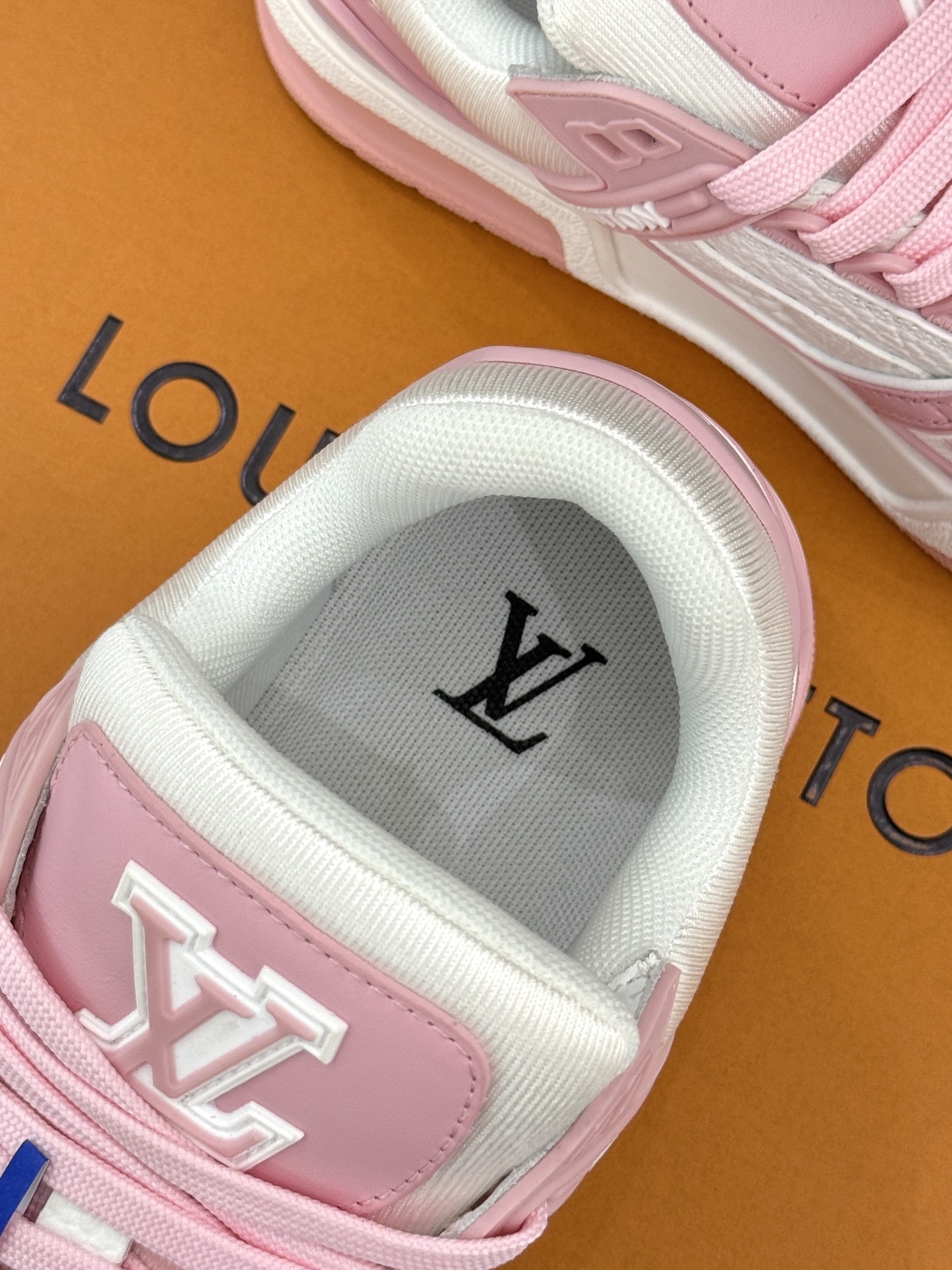 L*V驴牌经典情侣款商务定制休闲运动板鞋‼️
LV Trainer 运动鞋融合正绒面牛皮革和粒面牛皮