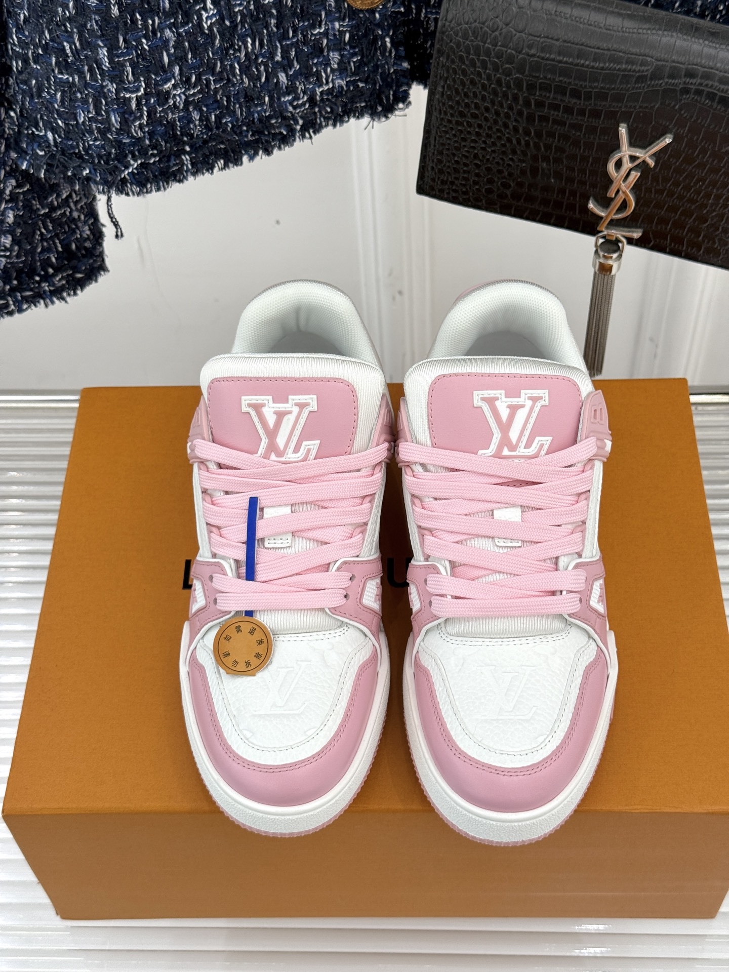 L*V驴牌经典情侣款商务定制休闲运动板鞋‼️
LV Trainer 运动鞋融合正绒面牛皮革和粒面牛皮