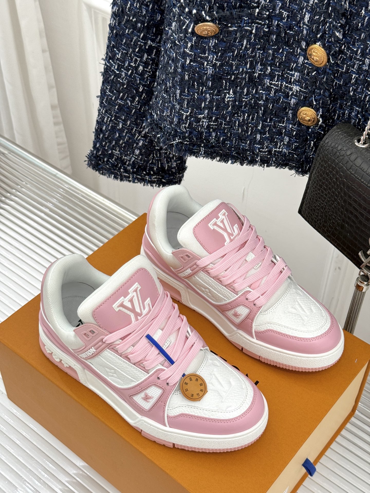 L*V驴牌经典情侣款商务定制休闲运动板鞋‼️
LV Trainer 运动鞋融合正绒面牛皮革和粒面牛皮