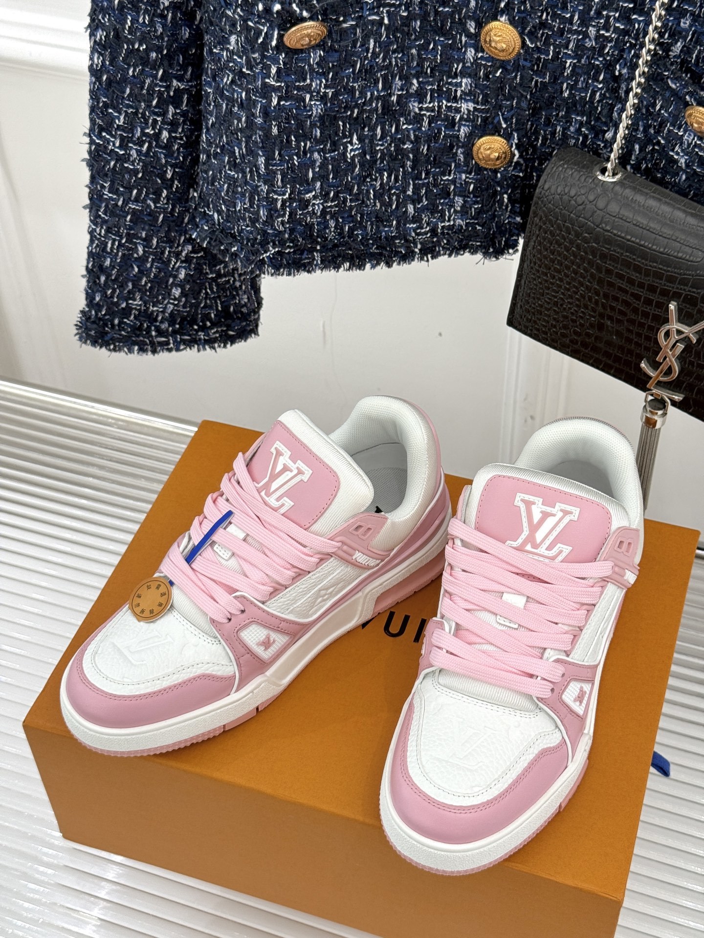 L*V驴牌经典情侣款商务定制休闲运动板鞋‼️
LV Trainer 运动鞋融合正绒面牛皮革和粒面牛皮