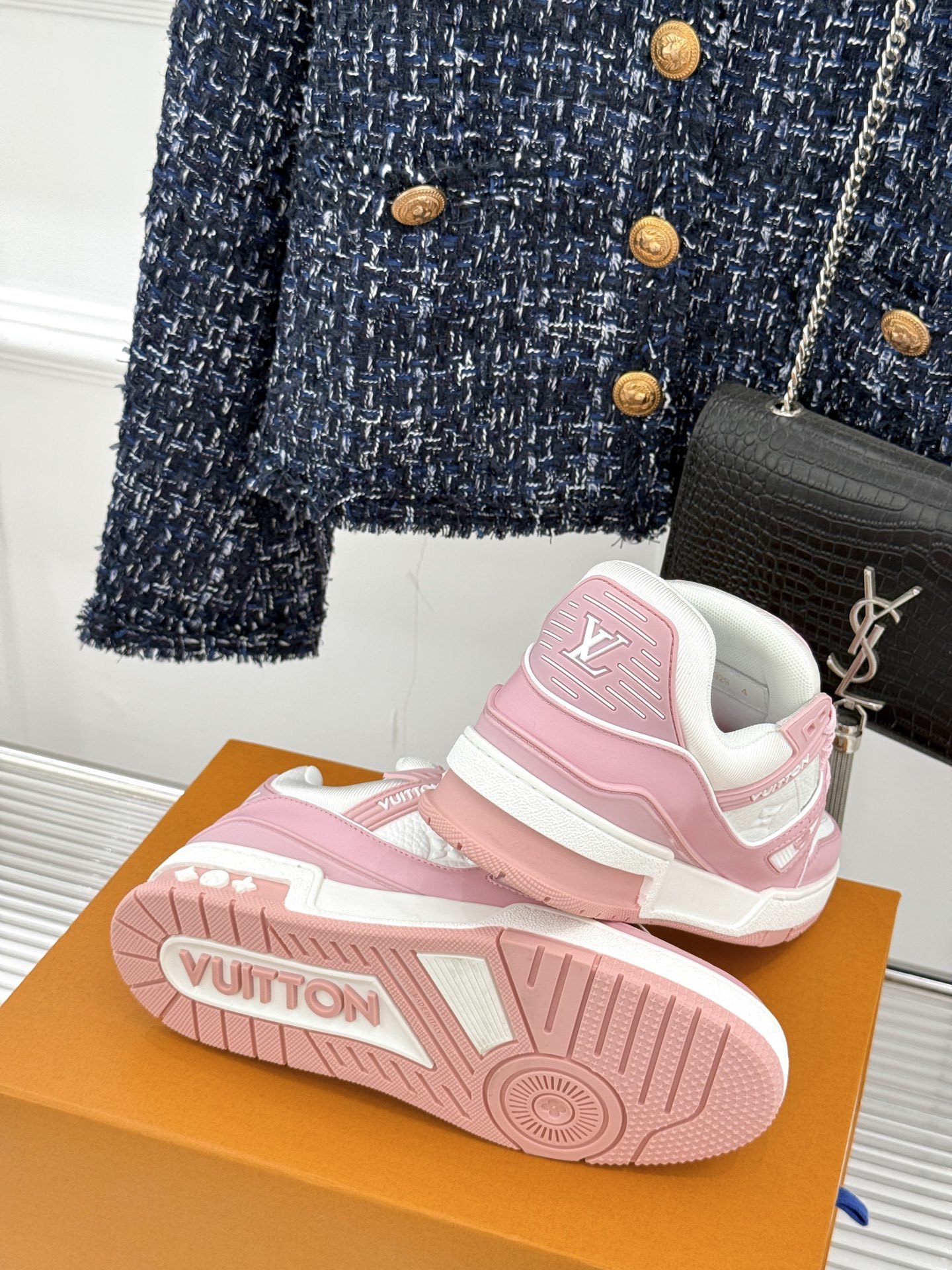 L*V驴牌经典情侣款商务定制休闲运动板鞋‼️
LV Trainer 运动鞋融合正绒面牛皮革和粒面牛皮