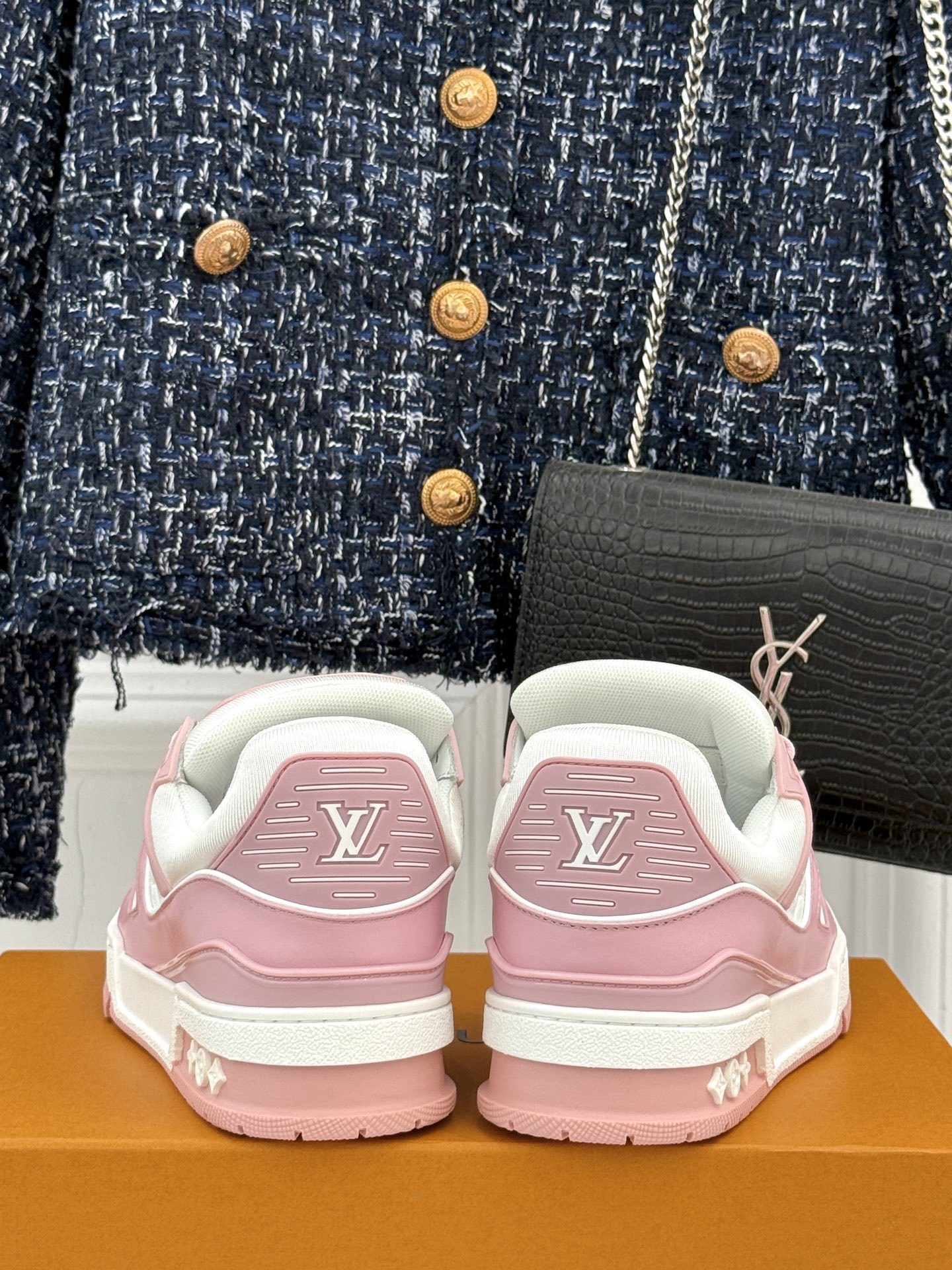 L*V驴牌经典情侣款商务定制休闲运动板鞋‼️
LV Trainer 运动鞋融合正绒面牛皮革和粒面牛皮