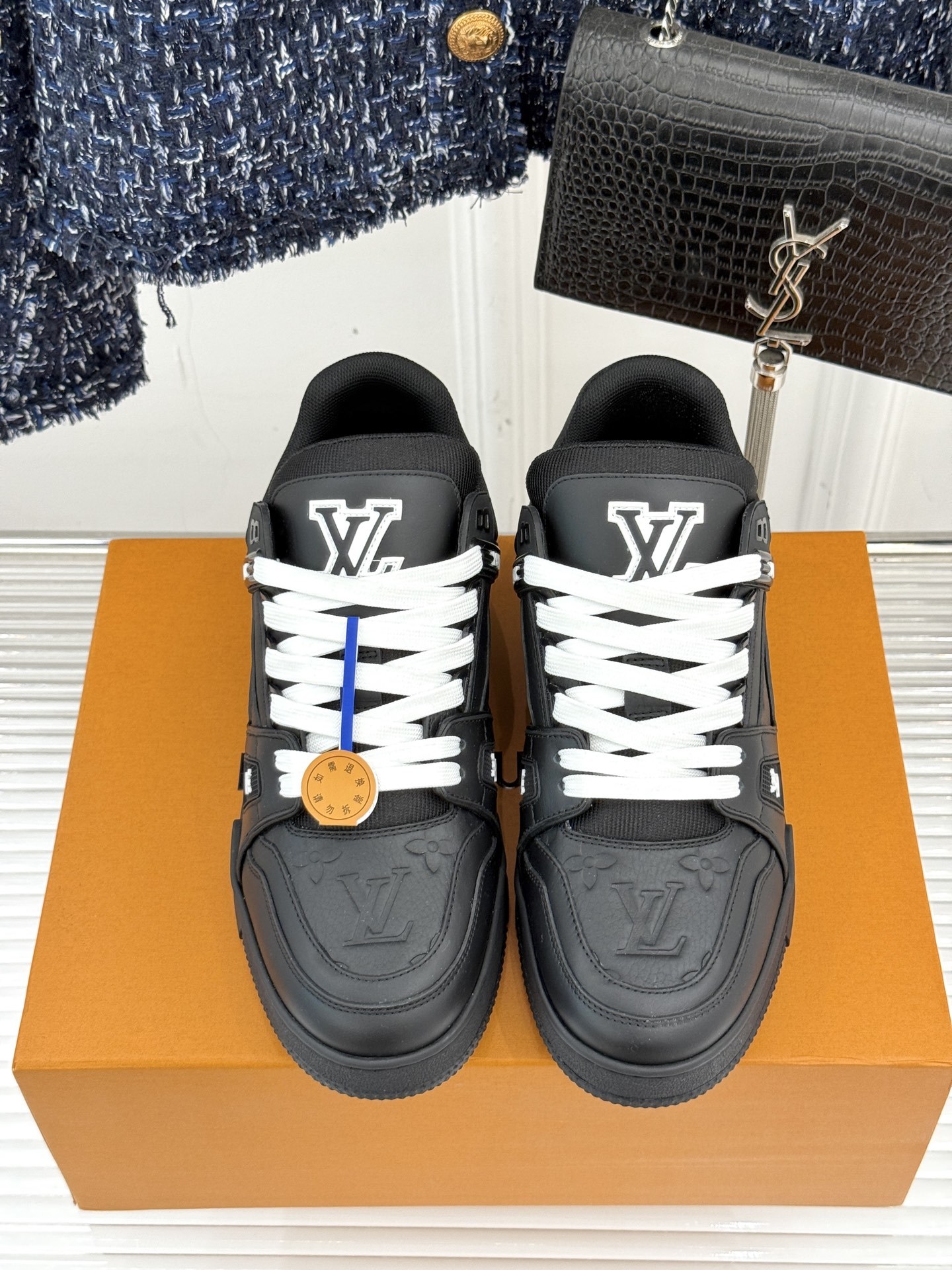 L*V驴牌经典情侣款商务定制休闲运动板鞋‼️
LV Trainer 运动鞋融合正绒面牛皮革和粒面牛皮