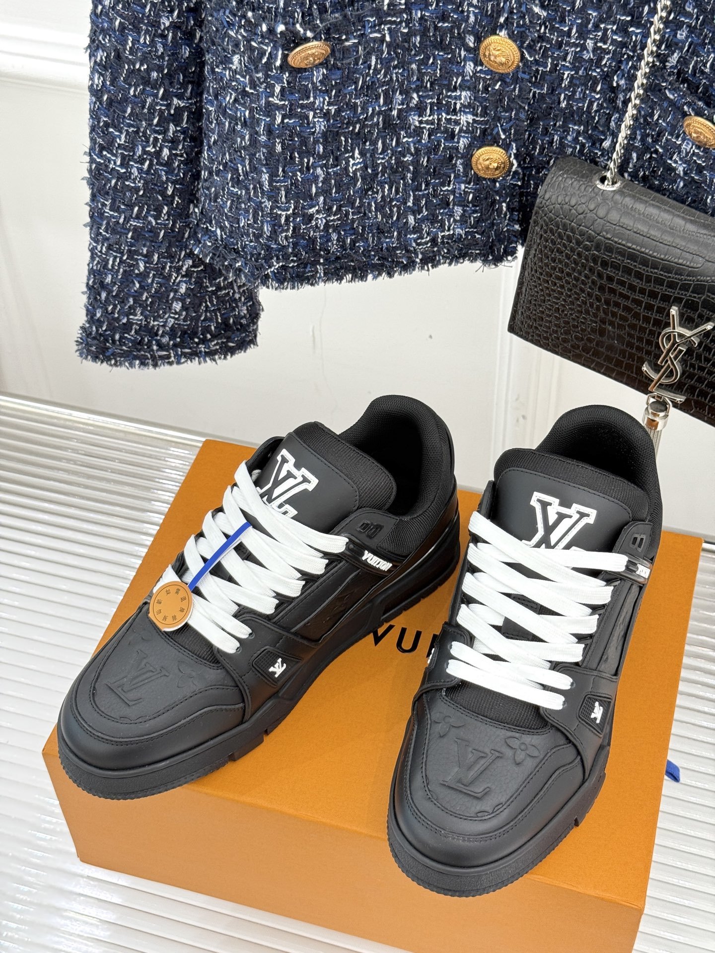 L*V驴牌经典情侣款商务定制休闲运动板鞋‼️
LV Trainer 运动鞋融合正绒面牛皮革和粒面牛皮