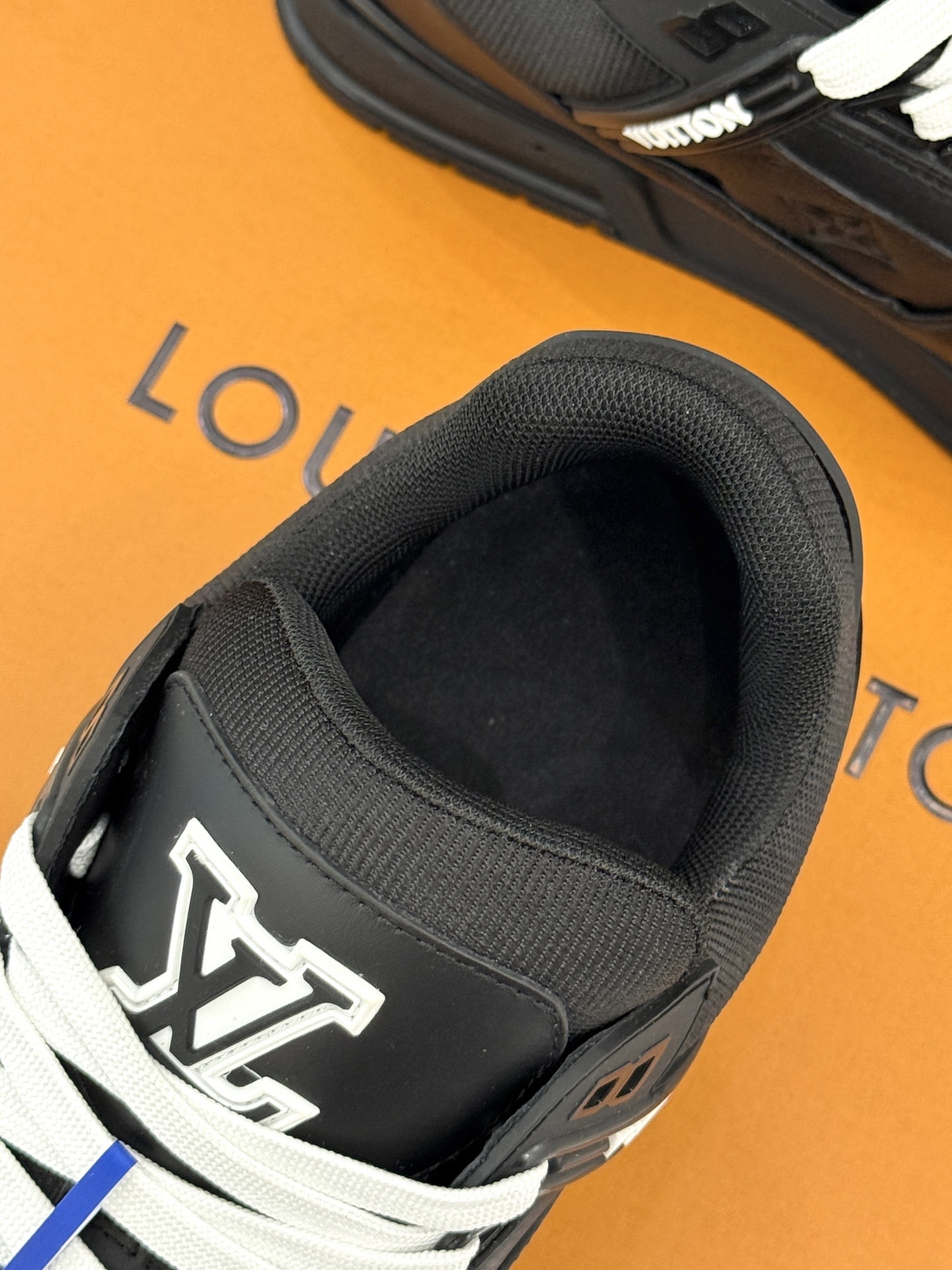 L*V驴牌经典情侣款商务定制休闲运动板鞋‼️
LV Trainer 运动鞋融合正绒面牛皮革和粒面牛皮
