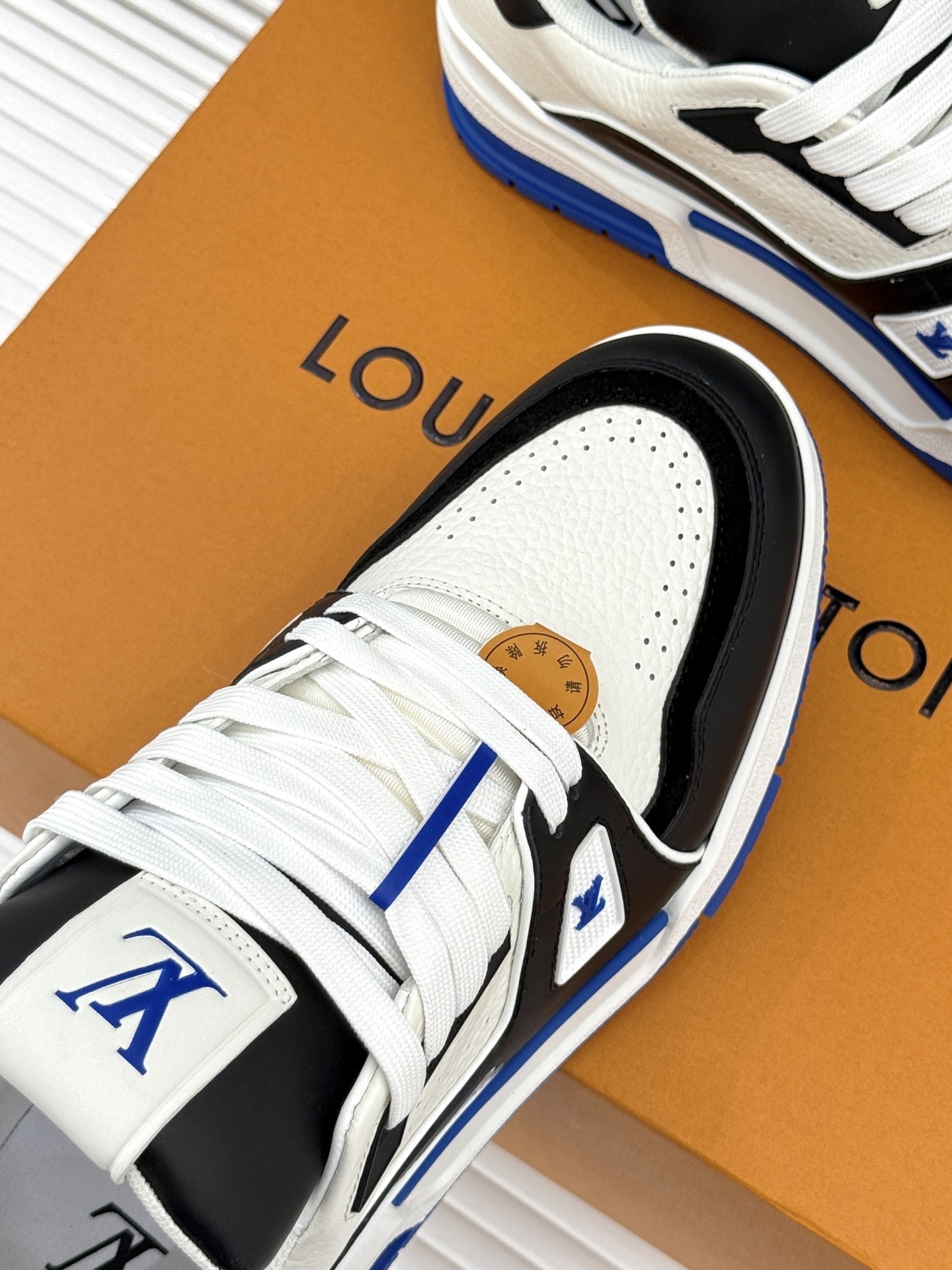 L*V驴牌经典情侣款商务定制休闲运动板鞋‼️
LV Trainer 运动鞋融合正绒面牛皮革和粒面牛皮